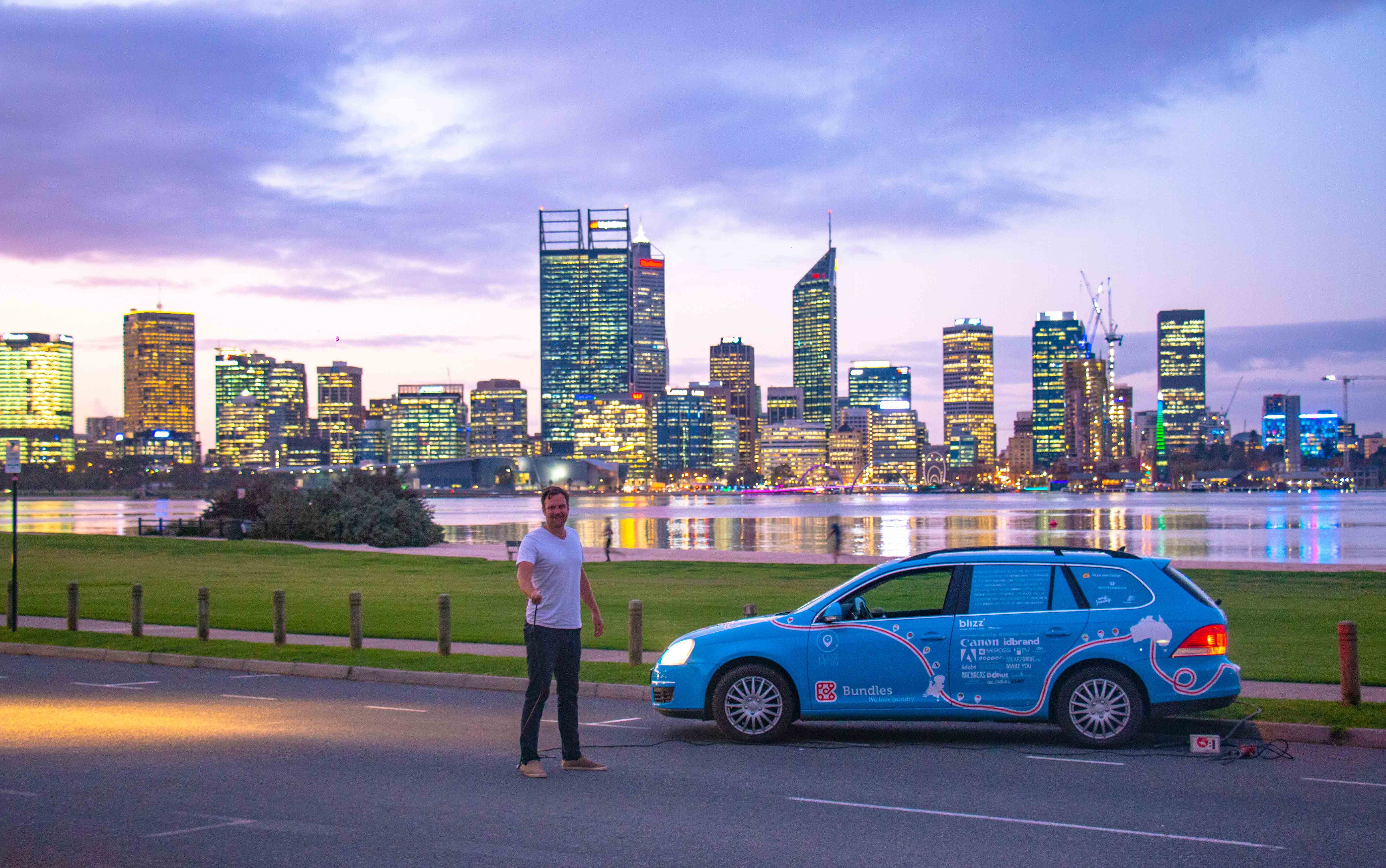 Wiebe Wakker met zijn 'Blue Bandit' in Perth, Australië. (Foto: Plug me in)