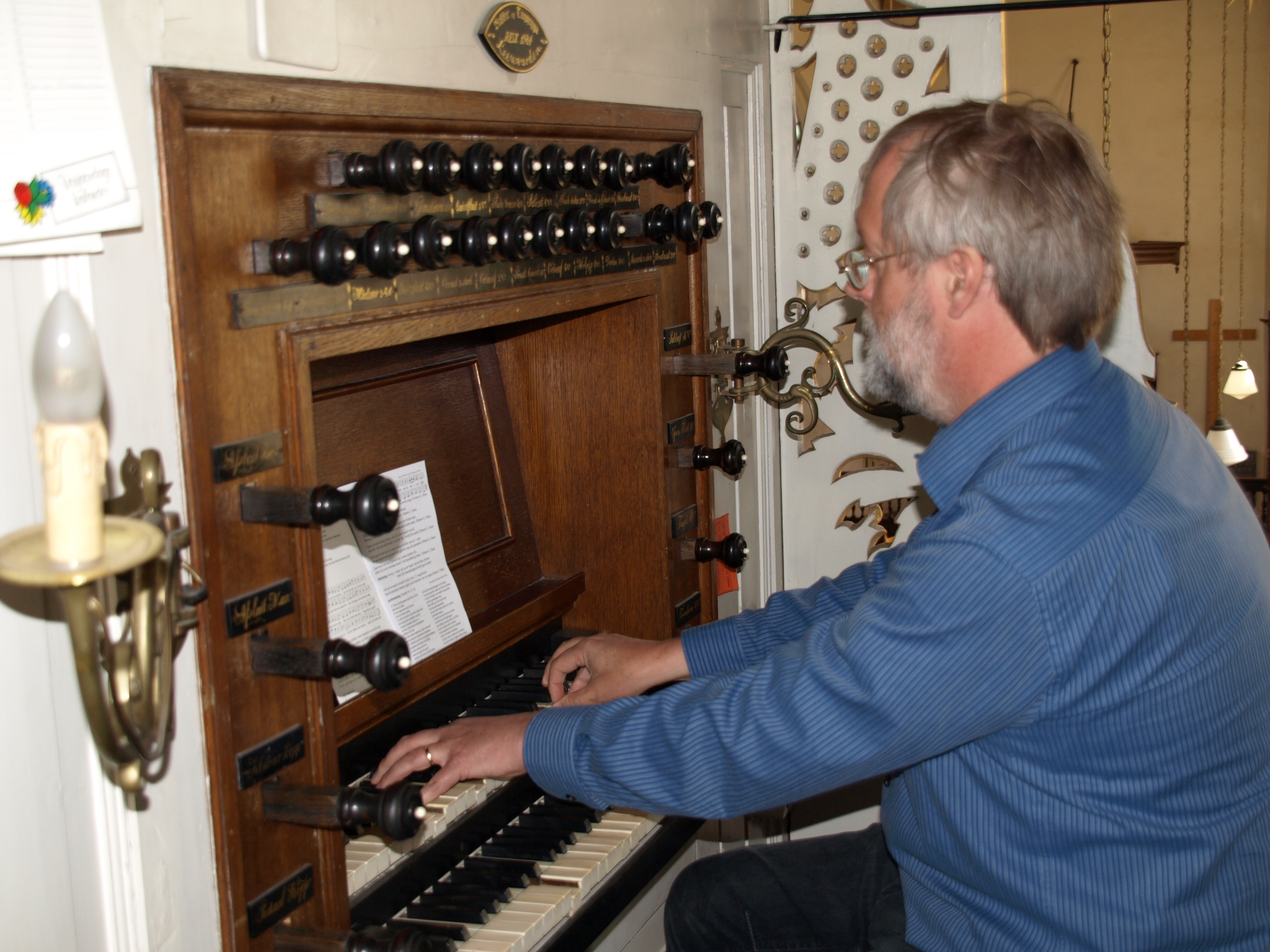 Tjeerd van der Ploeg speelt 26 augustus op het orgel in de Werenfriduskerk in Wervershoof. (Foto: aangeleverd)