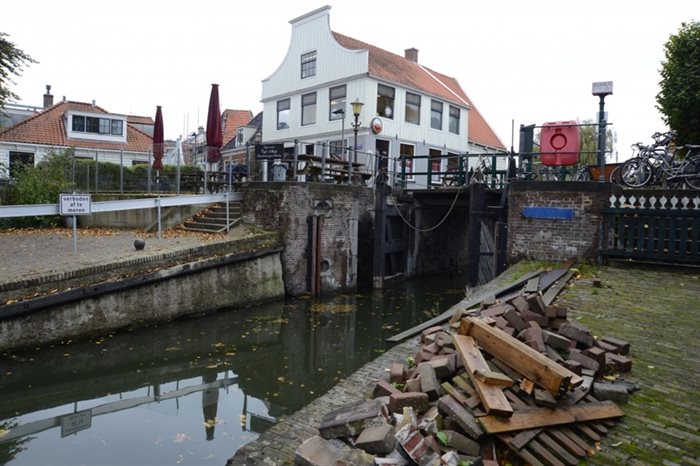 Het sluisje in Noord voor en na de opknapbeurt. (Foto's: Suzanne Visser)