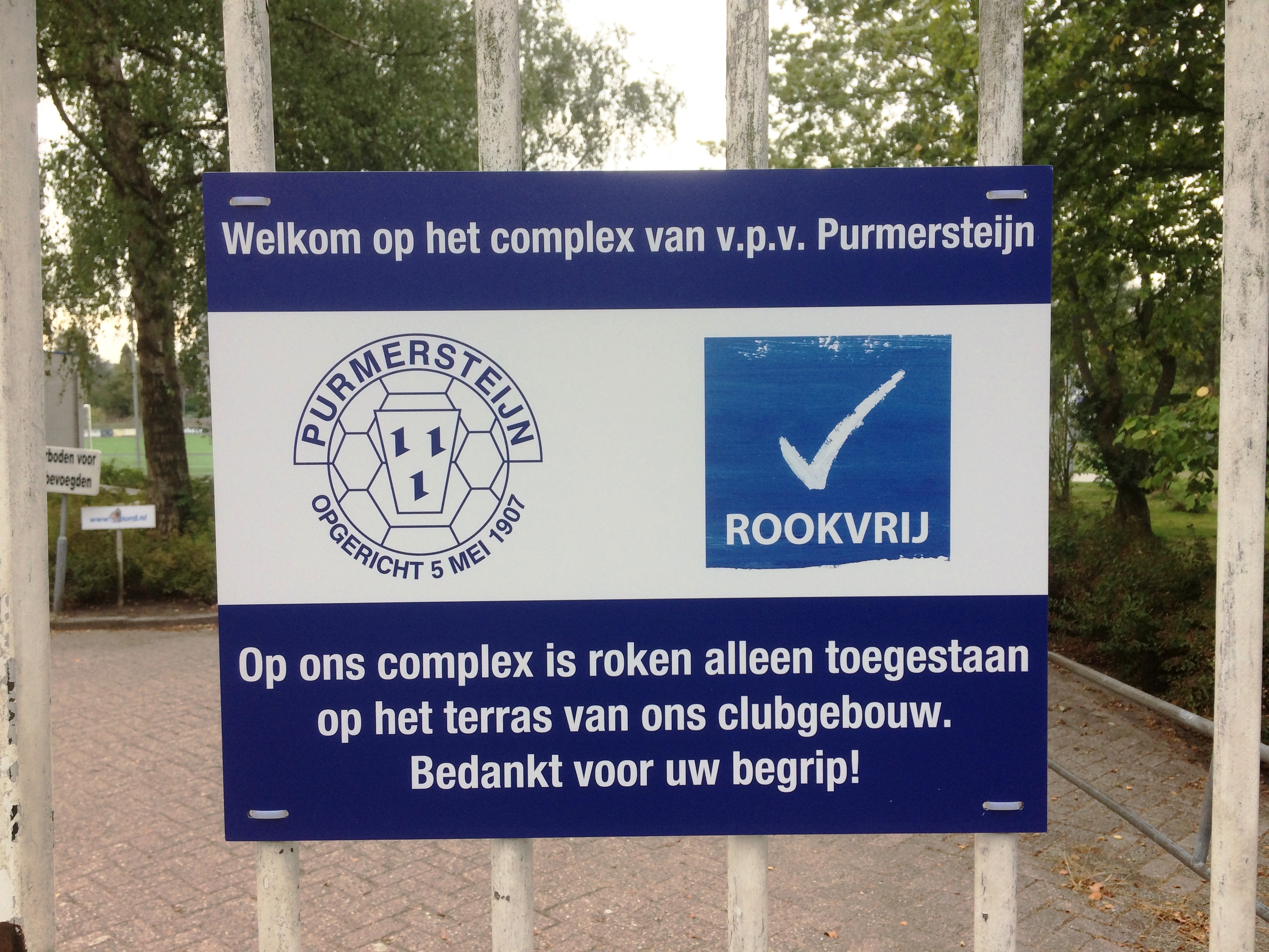 Borden op het complex maken melding van de rookvrije status. (Foto: aangeleverd)