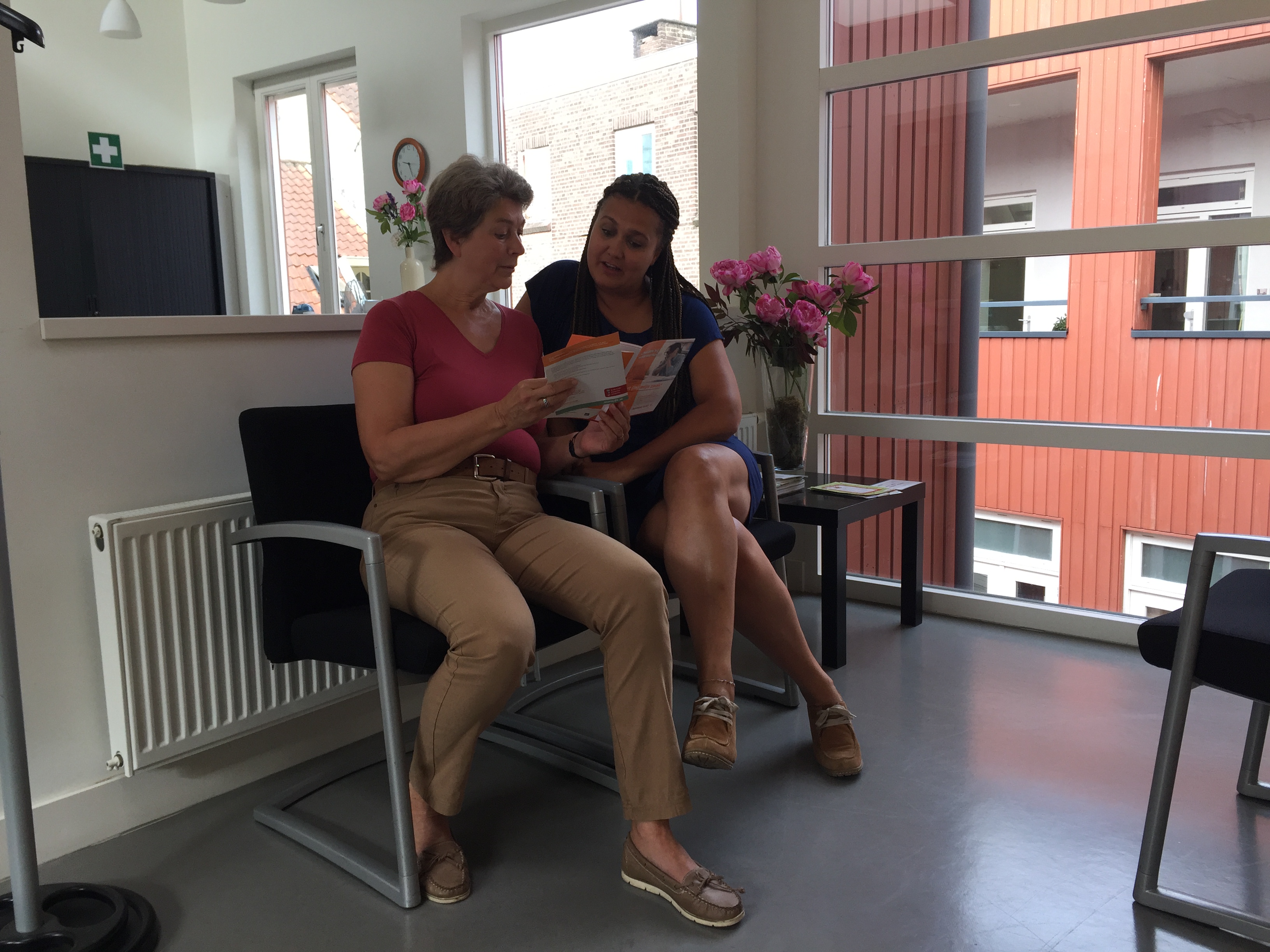 Hanneke Versluis en Corry Villari, coördinatoren van MoneyFit / Schuldhulpmaatje. (Foto: Rodi Media)