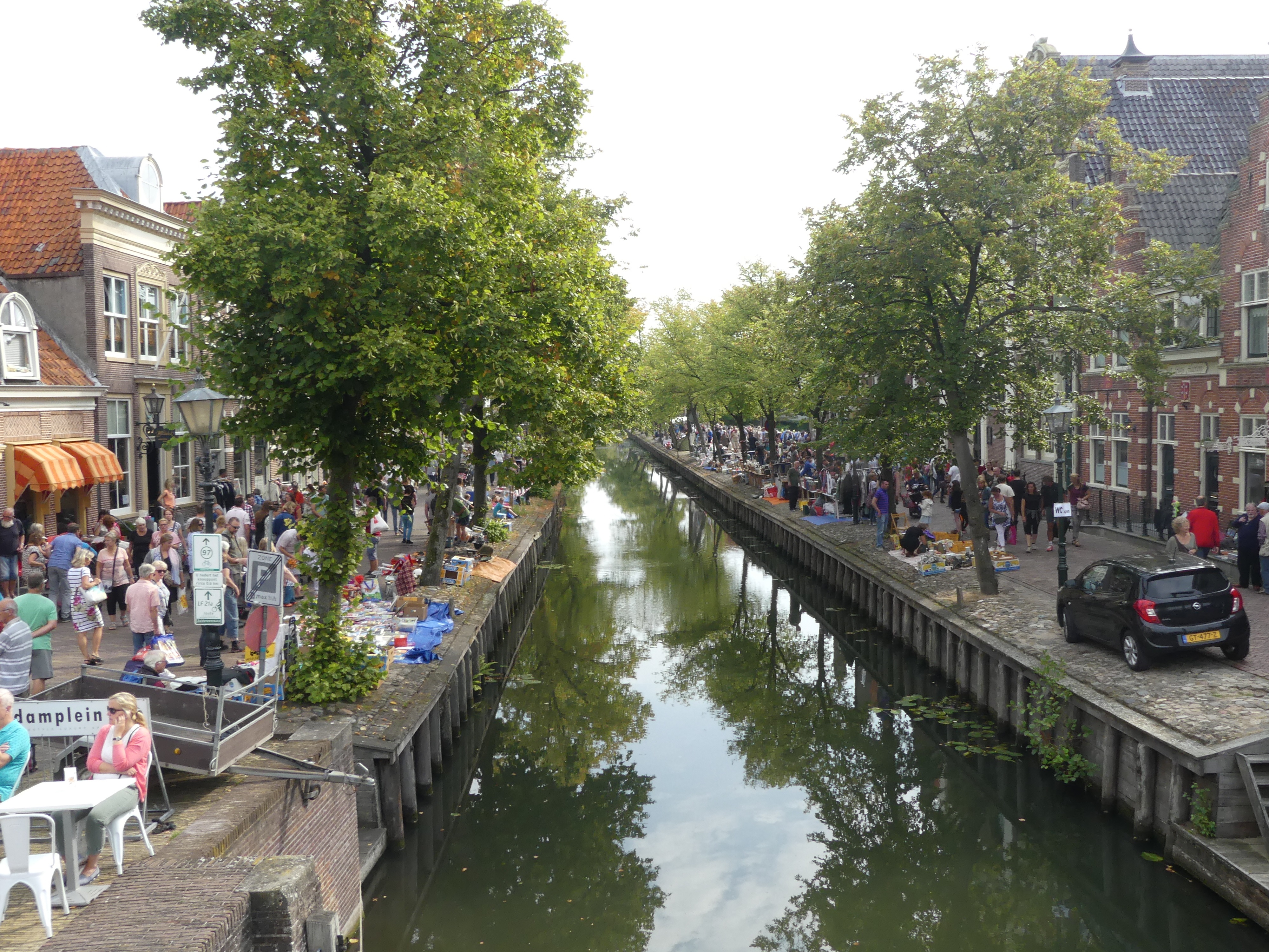 De traditionele vrijmarkt wordt tijdens Waterdag altijd goed bezocht. (Foto: Cees Bandt)