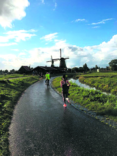 Na de regen hebben de lopers onder prachtige wolken hun tocht van 5, 10 of 15 kilometer kunnen volbrengen. (Foto: Loop voor Hoop)