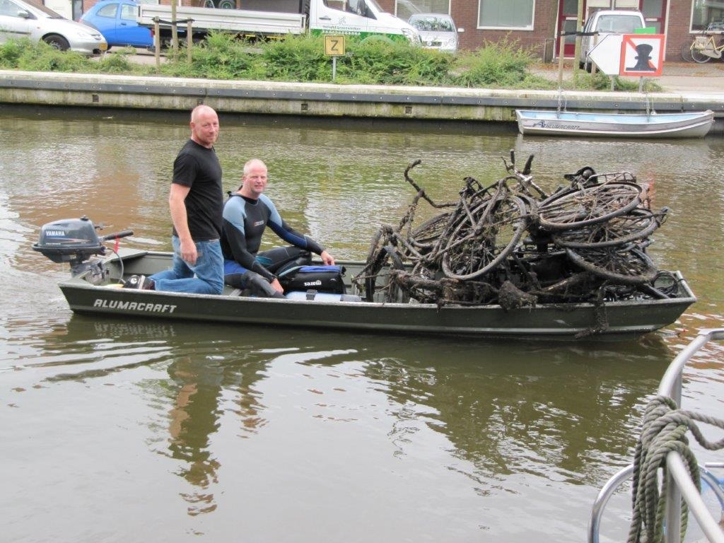 Een duik in het water van Purmerend levert bijzonder veel rommel op. De fietsen en verkeersborden komen een voor een boven water. (Foto: aangeleverd)