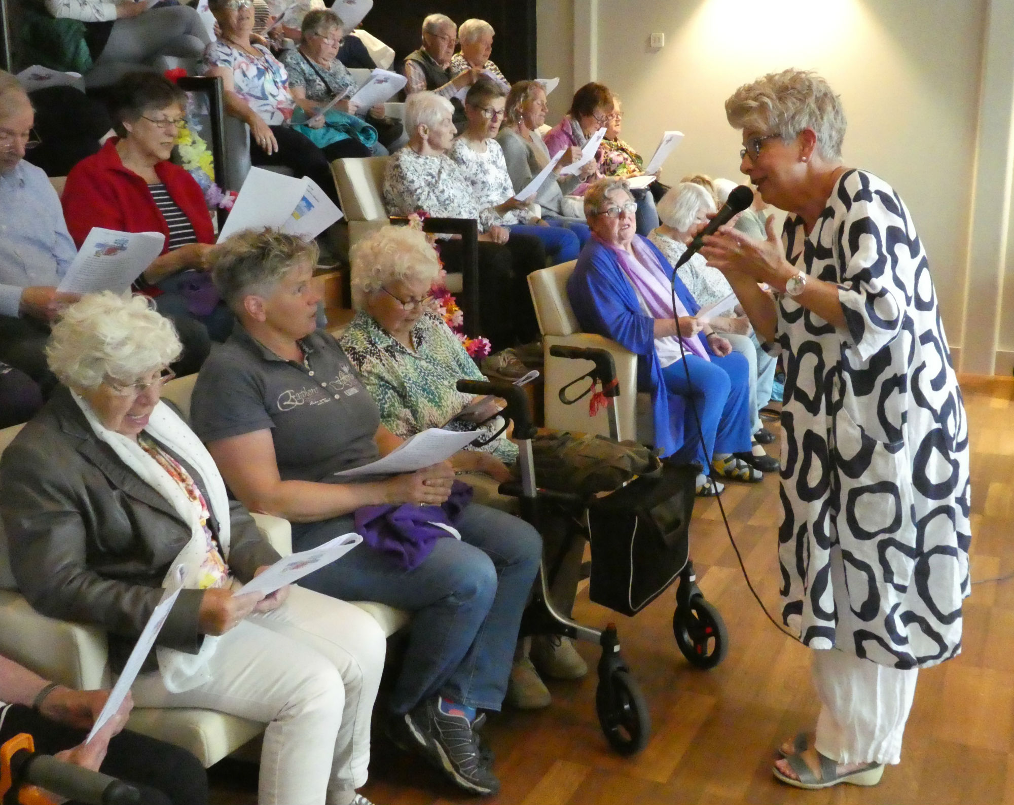 Het publiek zingt graag mee met zangeres Evelien van Leeuwen in School 7. (Foto: aangeleverd)