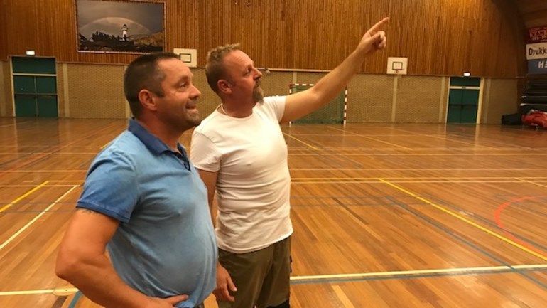 De heren Peter Wijn en Onno Tijm (beheerder sporthal) hopen op een succesvol benefietconcert. (Foto: Nieuwspartner NH (Tom Jurriaans).