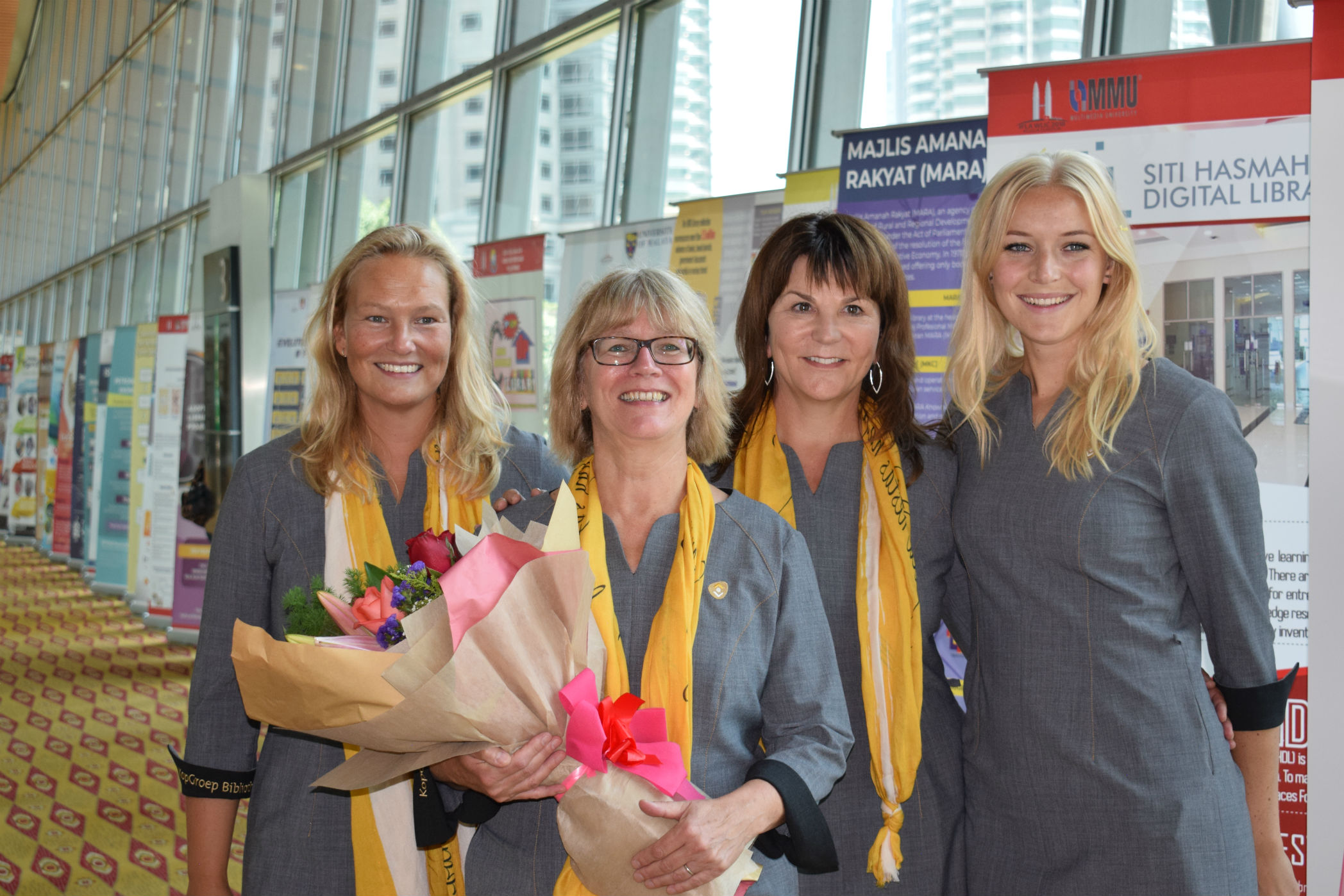 Het team van School is trots op de uitverkiezing tot beste bibliotheek van de wereld. Van links naar rechts: Desiree van Ham, Jacinta Krimp, Anita Ruder en Lesley Alma. (Foto: aangeleverd)