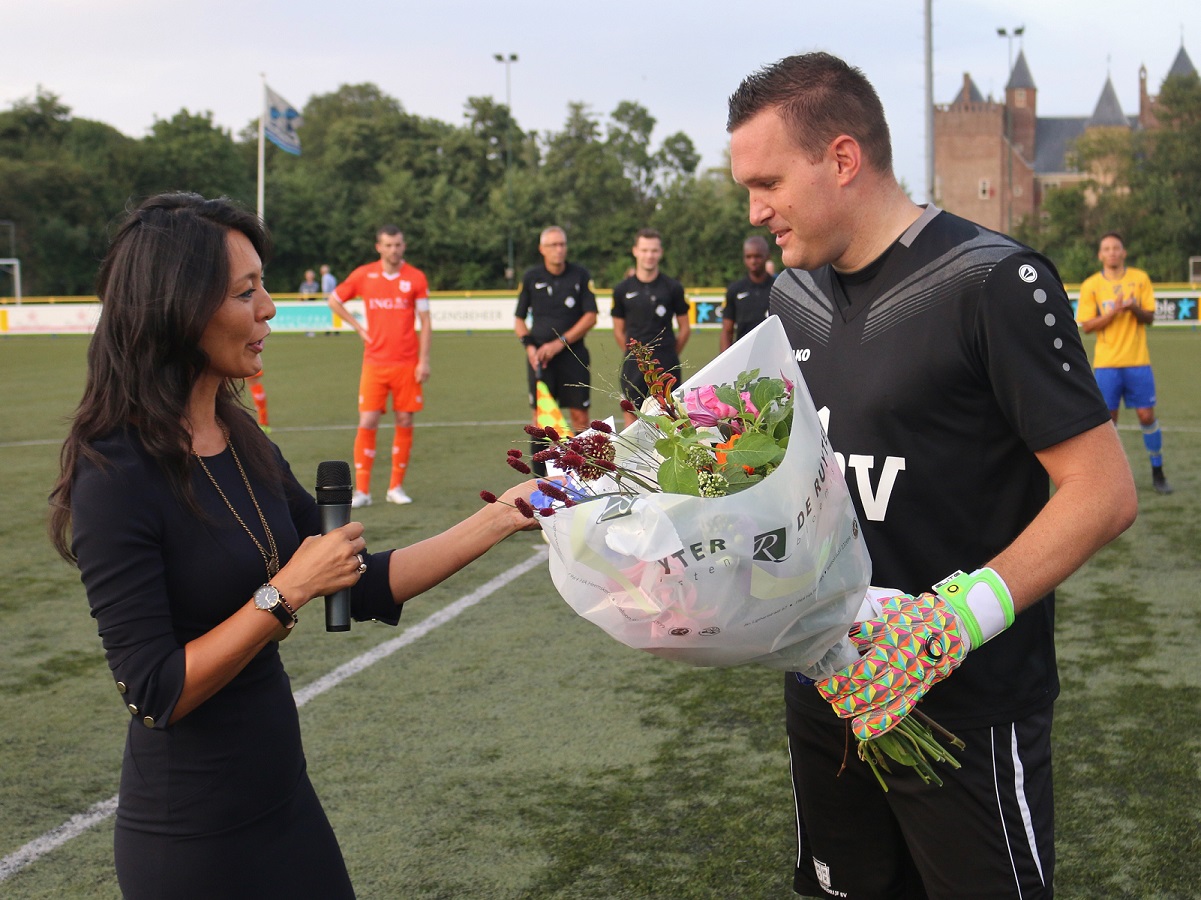 Voorzitter Jacinta Lieuwes overhandigde een boeket bloemen en een cadeaubon aan doelman Barry van Dijk. (Foto: Aangeleverd)