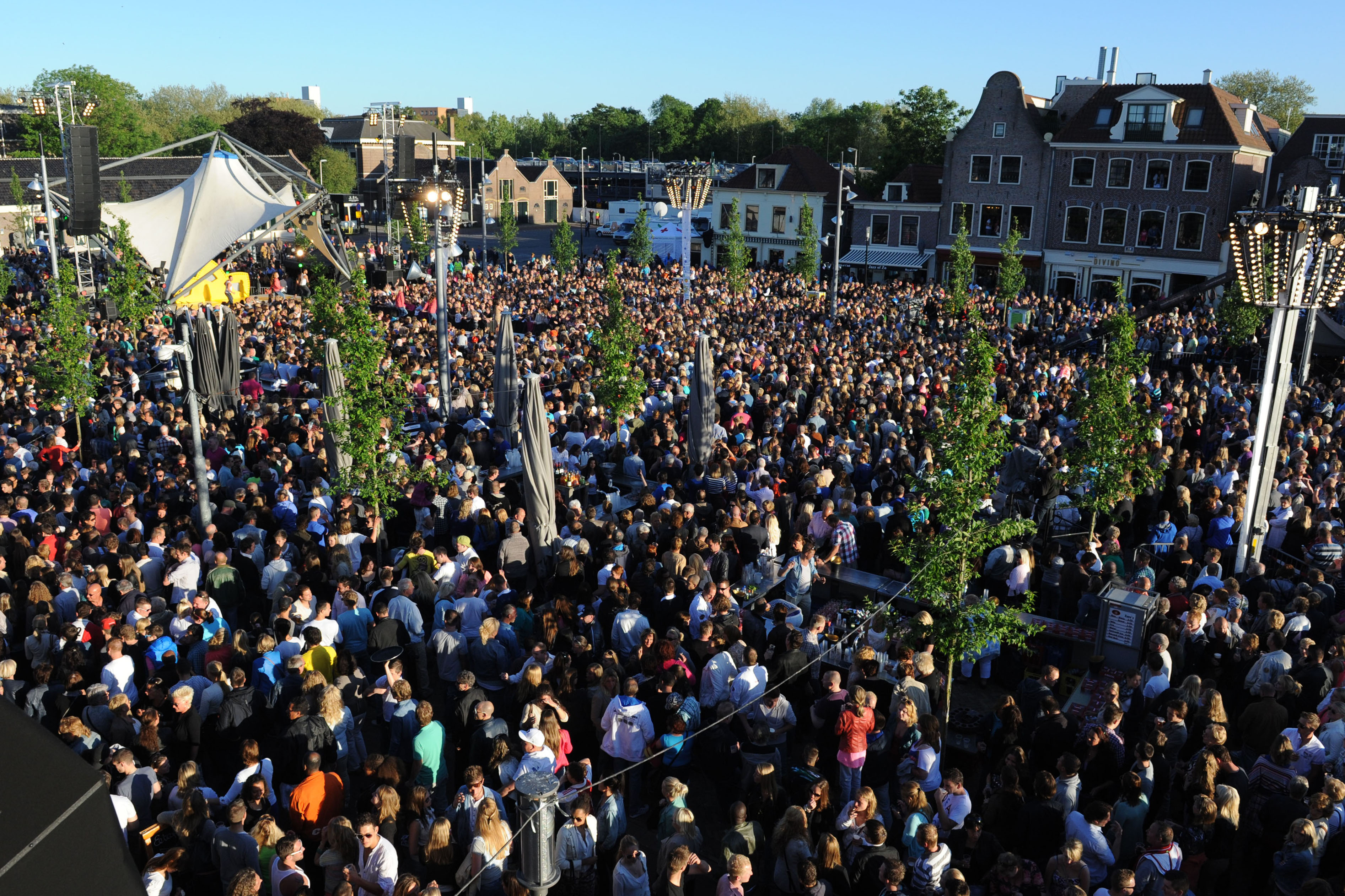 Volgens de initiatiefnemers van citymarketing gebeurt er al heel veel in Purmerend. Zoals destijds het muziekfeest van de Tros met onder andere Jan Smit. Een barstensvolle Koemarkt was hier getuige van. (Foto: Han Giskes)