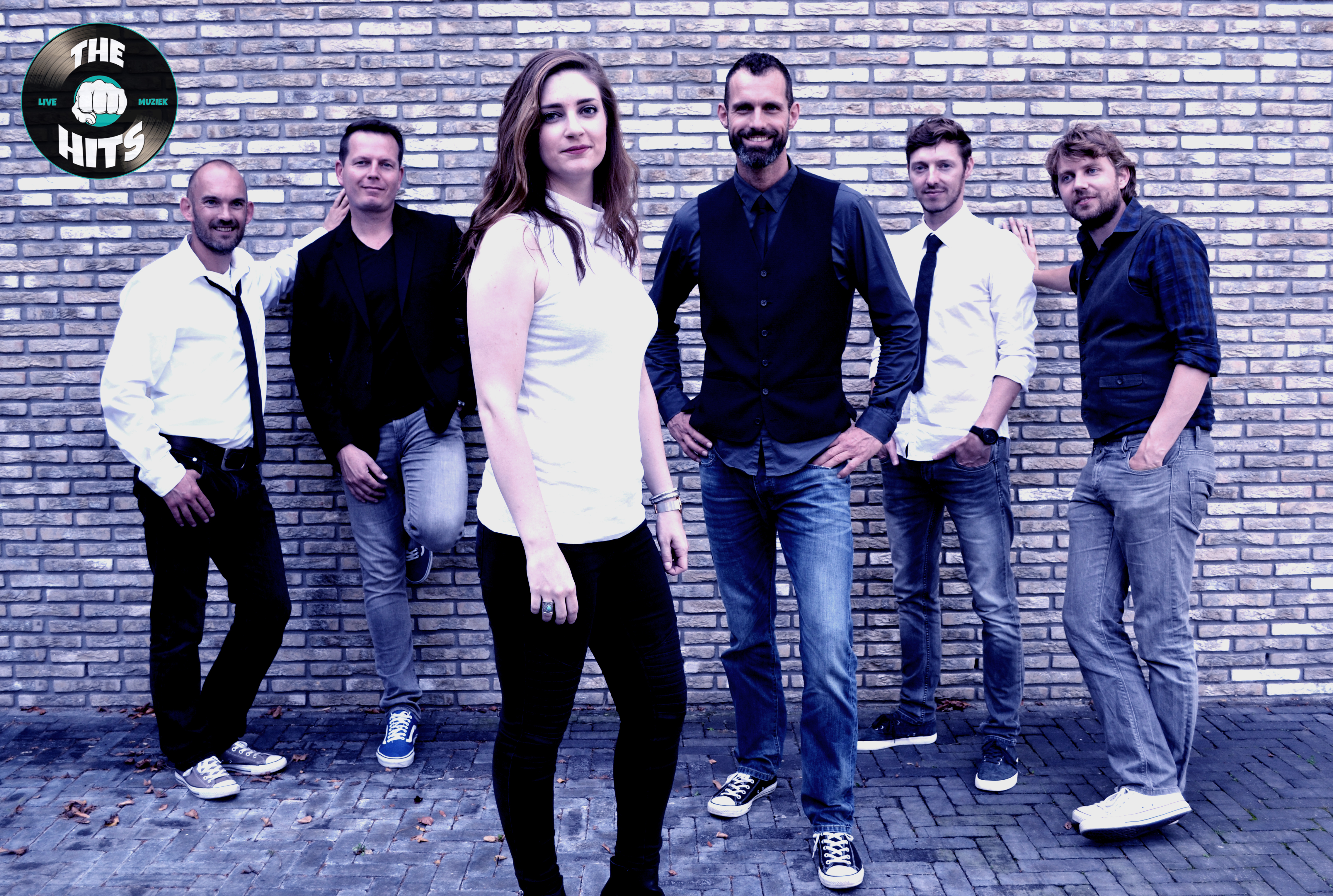 The Hits met v.l.n.r. Laurens van Vliet, Martijn Koenis, Rosanne Krab, Leon Nan, Niels Bijvoet en Jeroen Mooij.