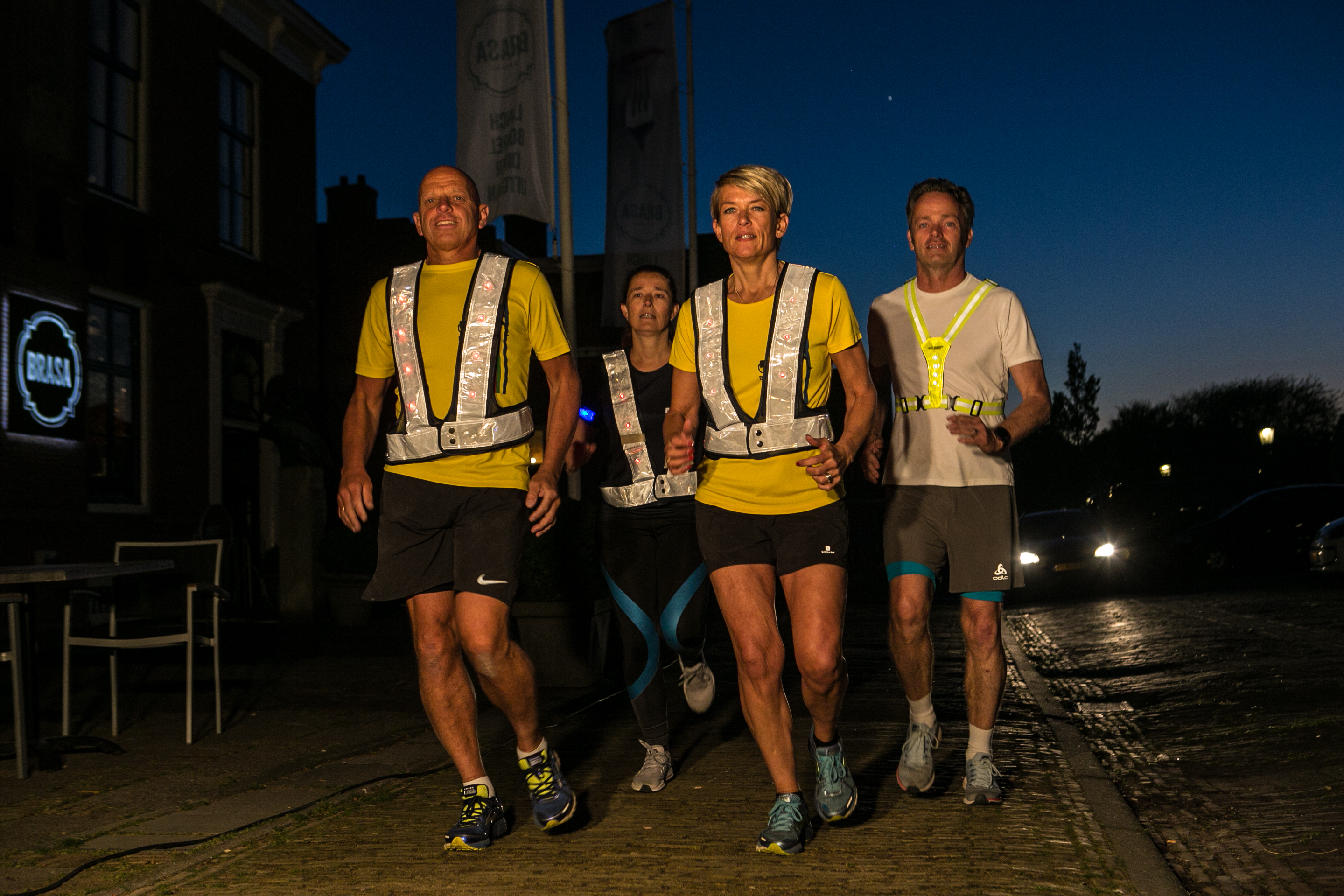 Deelnemers aan de Beemster8loop in het avondlicht. (Foto: Beemster8loop)