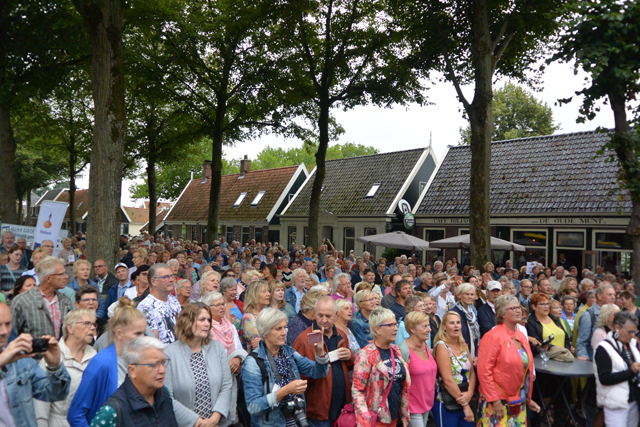 Gezelligheid tijdens Muziek aan de Middenweg. (Foto: Eric Gerth)