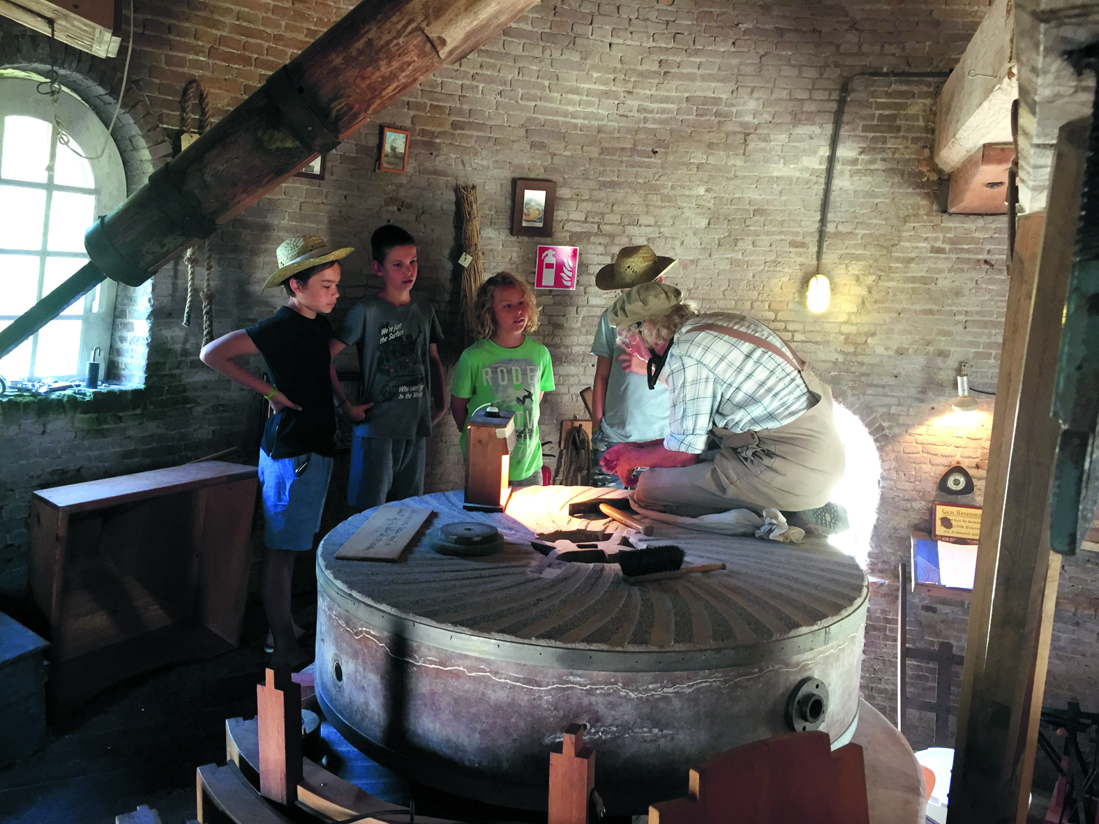 Molenaar Fred Prins legt de werking van de molen graag uit. (Foto: aangeleverd)
