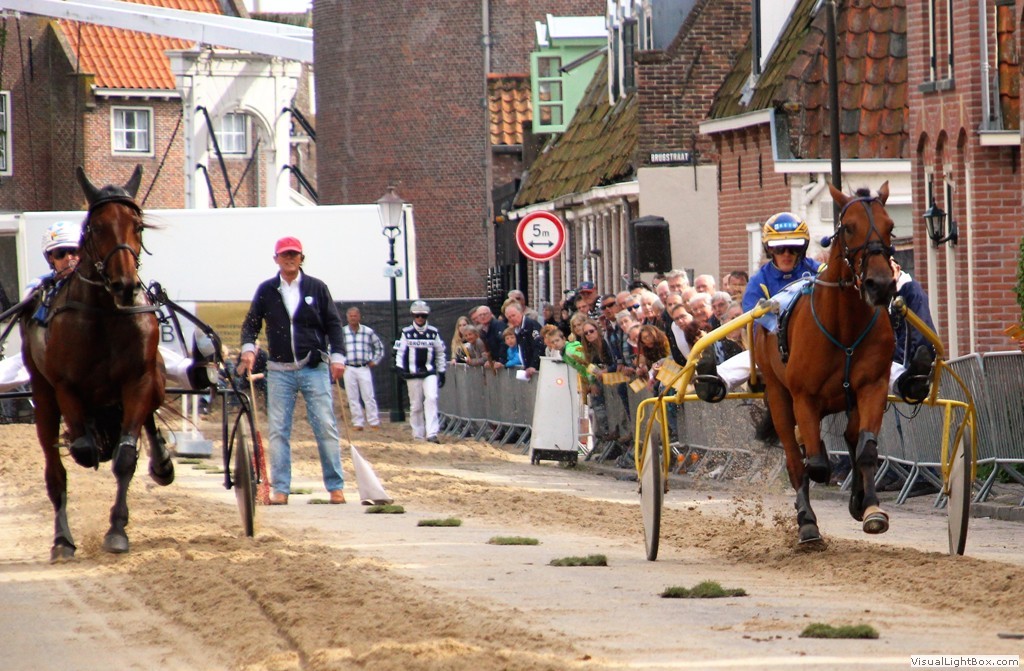 Tijdens de Harddraverijdag in Enkhuizen razen de paarden over de Paktuinen. (Foto: Maartje Brakenhoff)