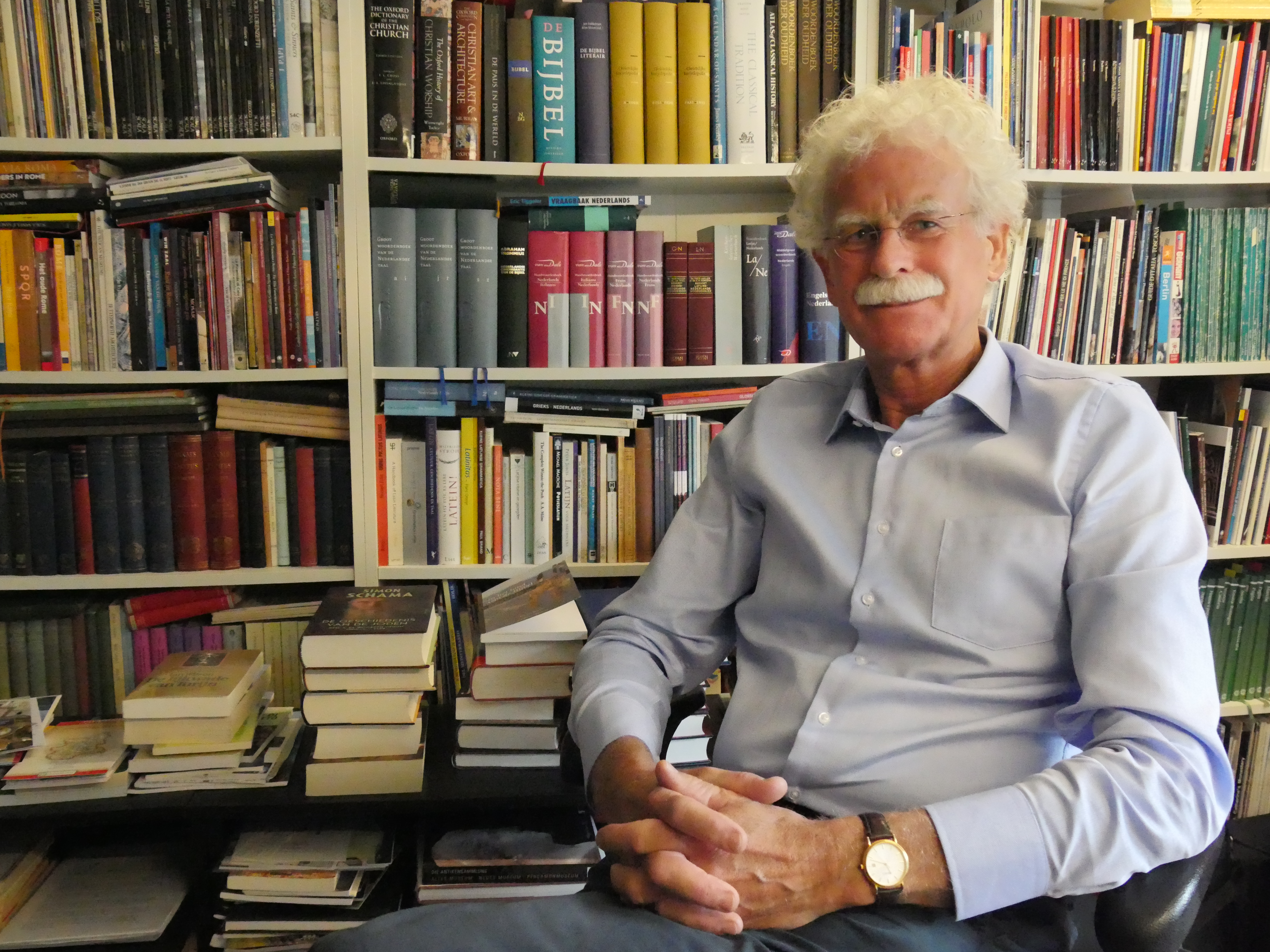 Cornelis Jonkman vergaart zijn kennis over cultuurgeschiedenis uit boeken vanuit de hele wereld. (Foto: Tineke Leegwater / RM)