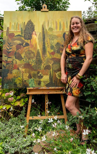 Marloes Bloedjes bij haar schilderij 'The garden of my soul’. (Foto: Aangeleverd)