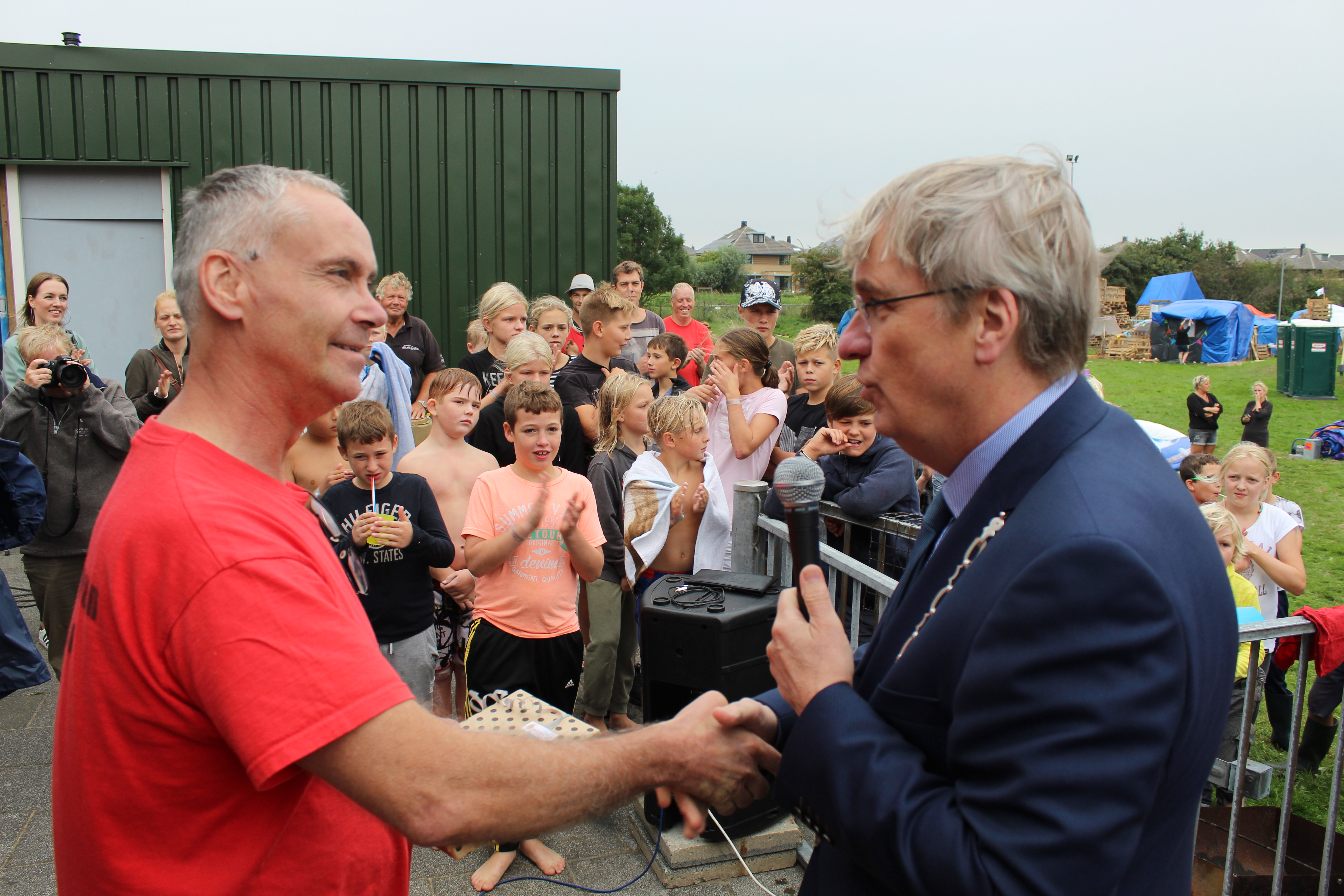 Rob (met keten) en Rob, de twee burgemeesters van het Huttendorp. (Foto's: JWvD)