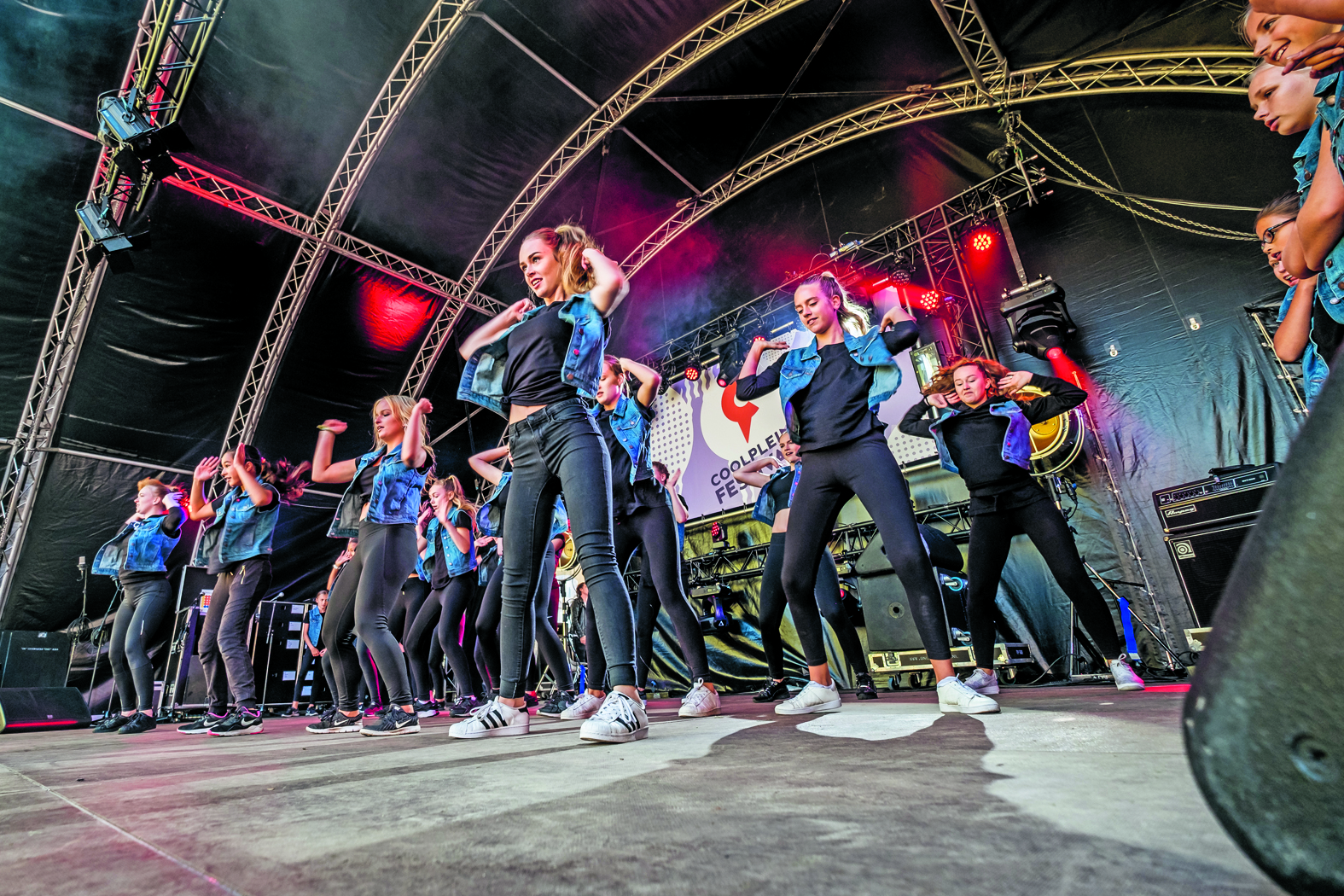 Amateurverenigingen gaan tijdens het Coolpleinfestival hand in hand met professionele kunstenaars en artiesten. (foto Richard Rood)