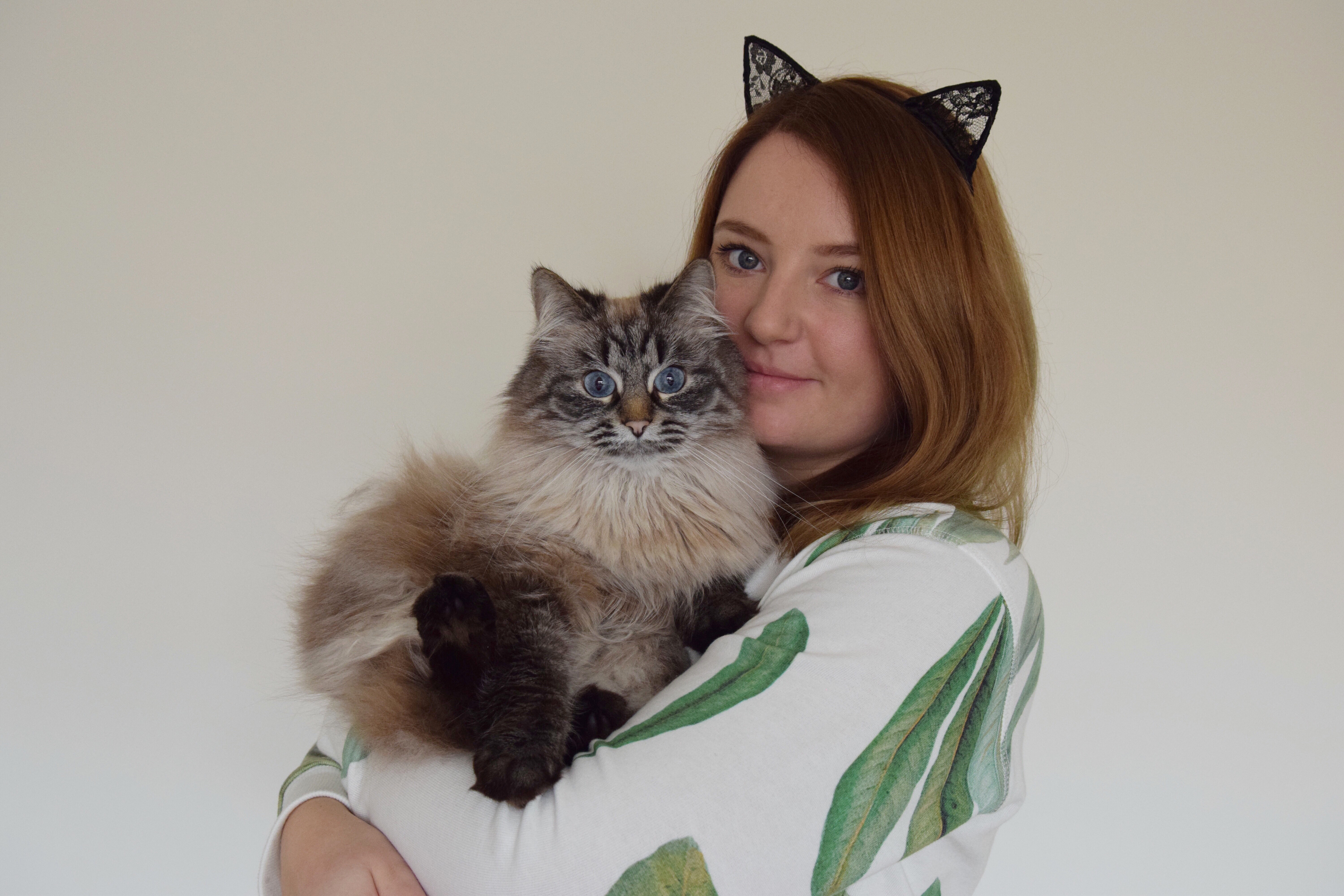 Nancy met haar 'wereldberoemde' poes June. (Foto: aangeleverd)