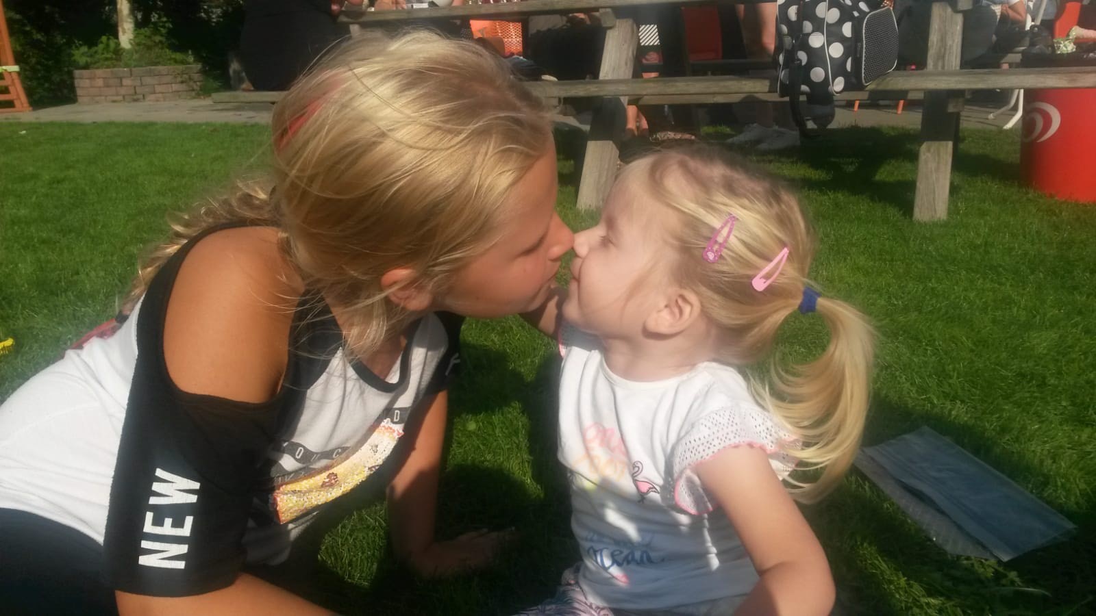 Lisanne (l) krijgt een dikke bedankkus van haar dorpsgenootje Dana. (Foto: aangeleverd)