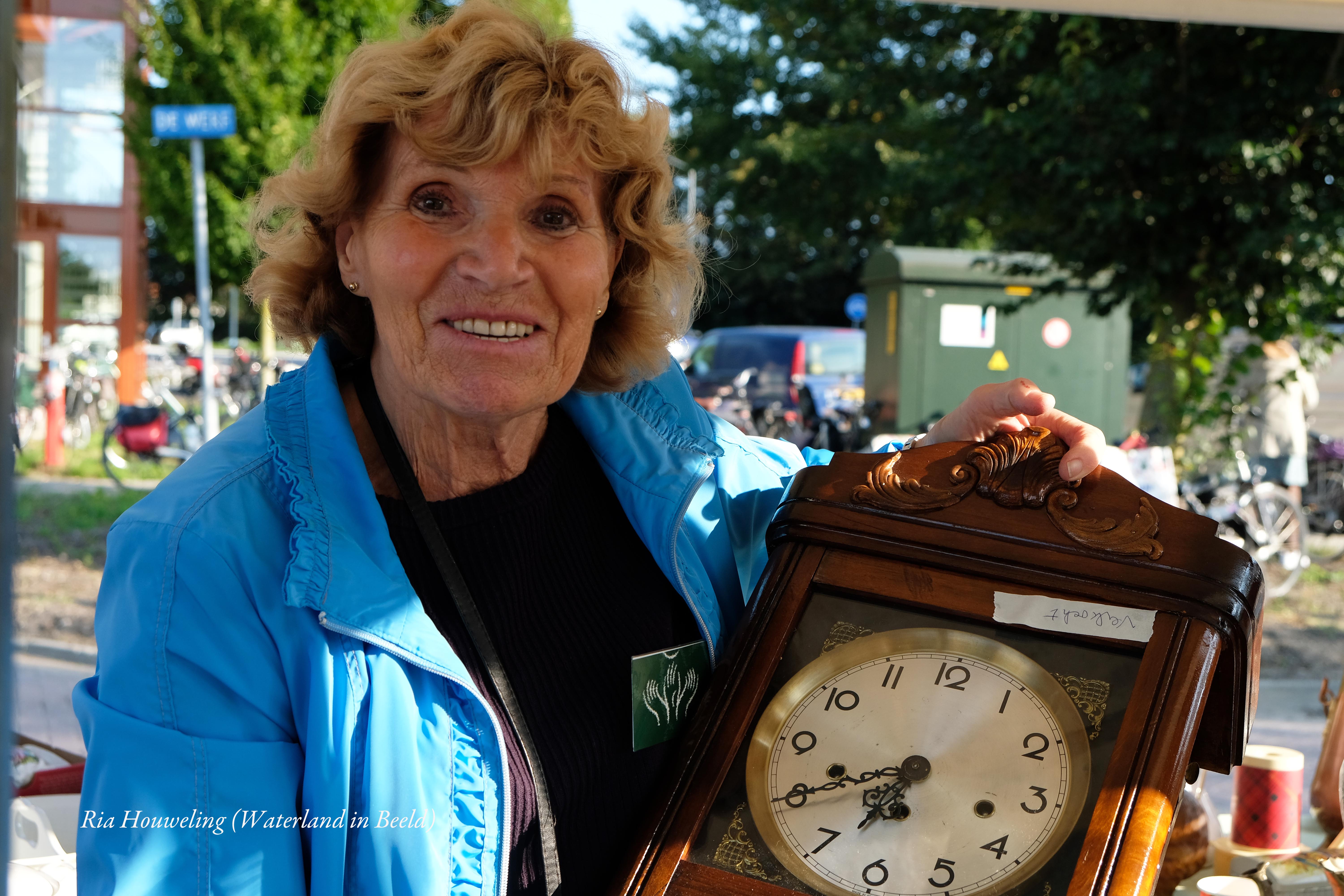 Op de rommelmarkt waren er nog diverse leuke items te vinden zoals deze tweedehands klok. (Foto: Ria Houweling-Bouwman)