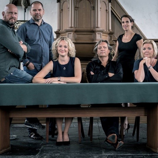De BB’6 band bestaat uit René Smit (Drums) Wim Vlaar (Piano) Colet Nierop (Harp) Martin Rozema (Dwarsfluit) Esther Hoek (Saxofoon) en Stephanie Kramer (Zang). (Foto: aangeleverd)