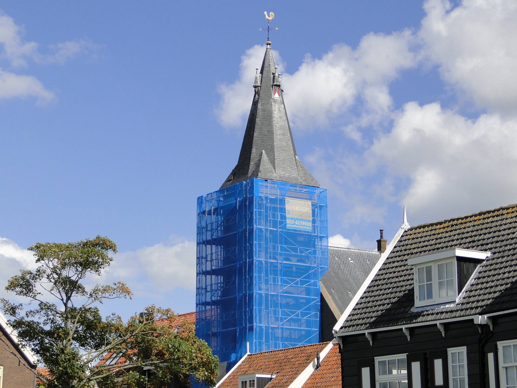Grote kerk op Marken in de steigers