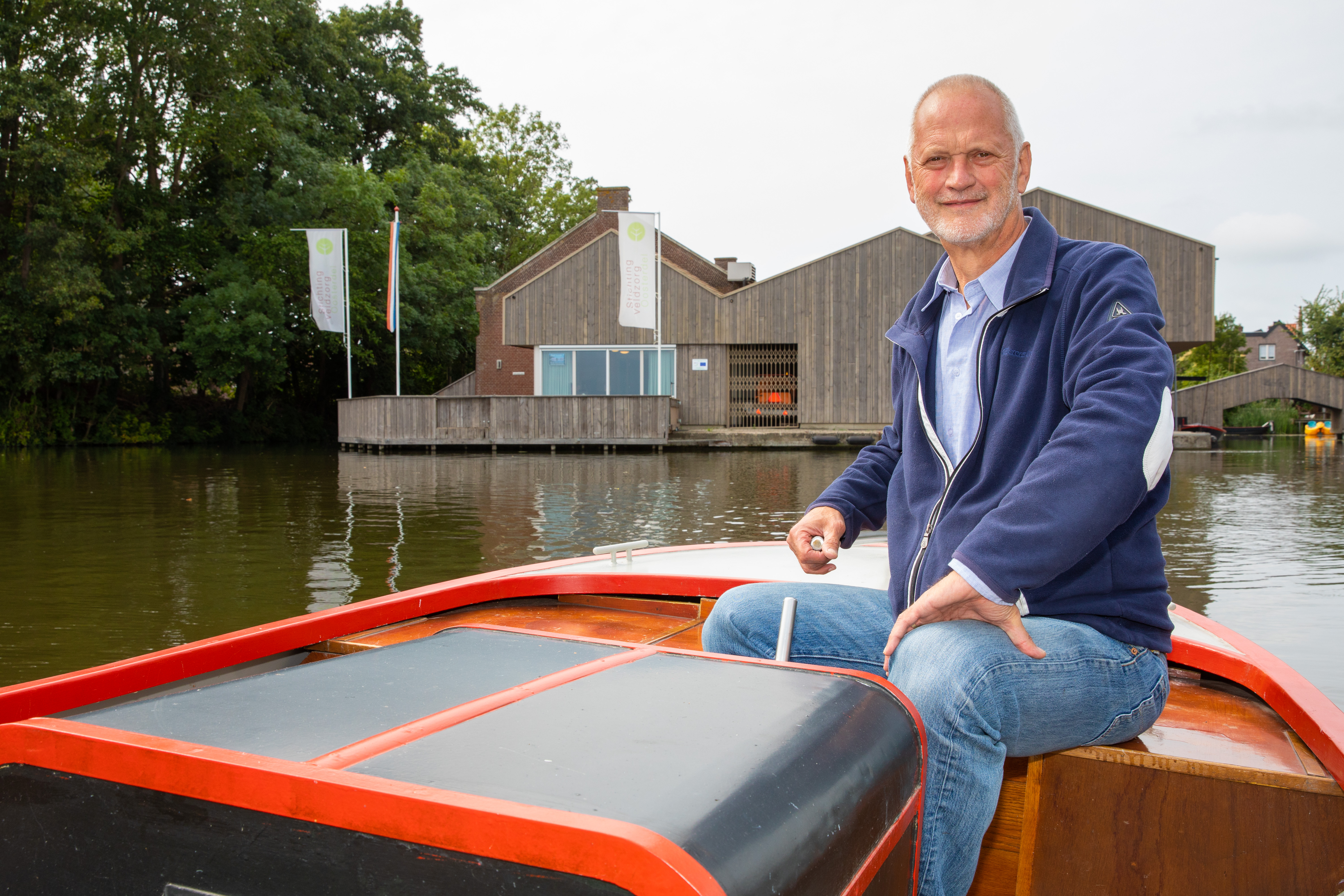 Gerrit Arkesteijn, voorzitter van stichting Veldzorg Oosterdel, met op de achtergrond het gebouw van Veldzorg. (Foto's Vincent de Vries/RM)