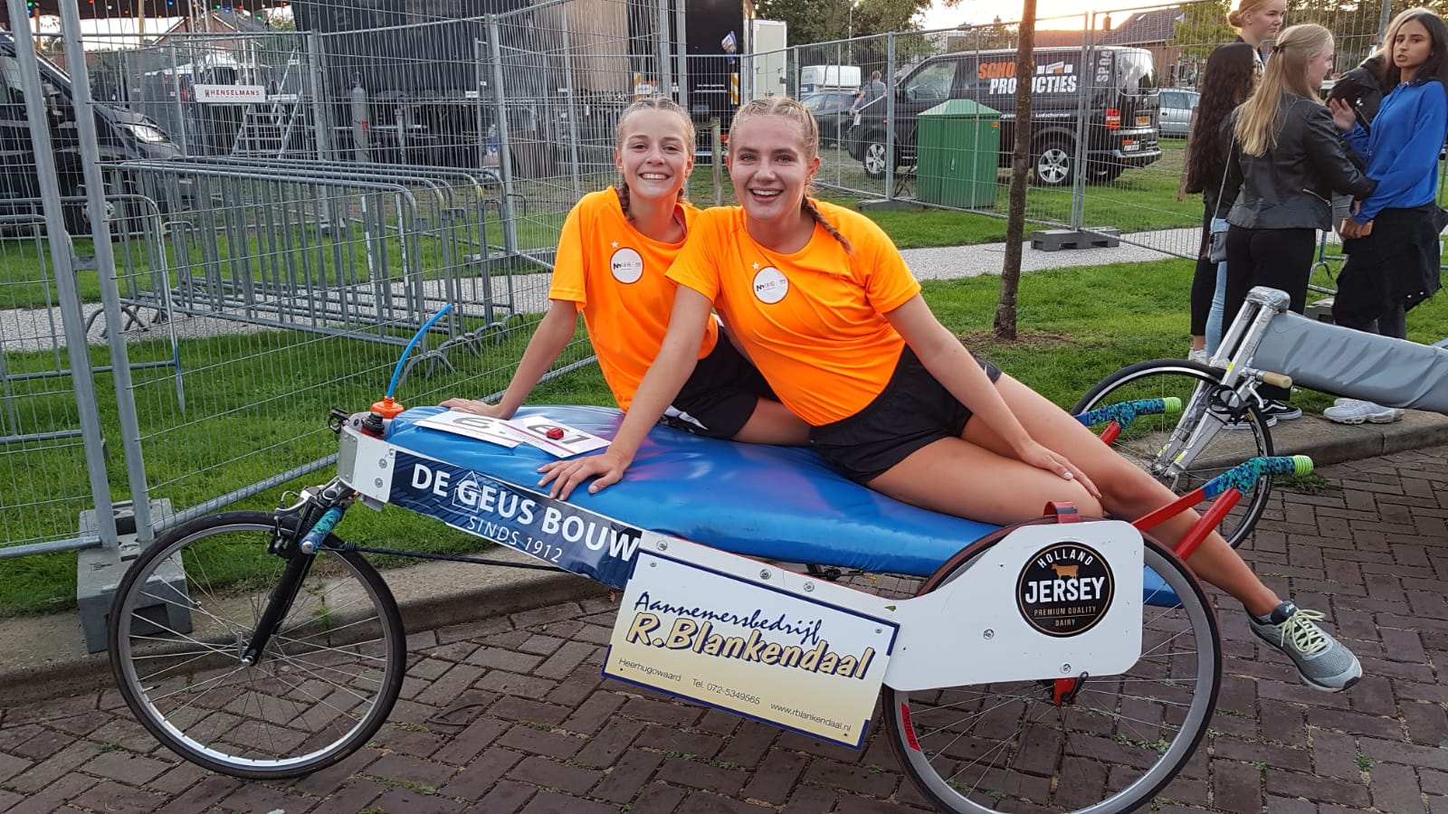 Langedijker meiden haalden mooi bedrag op voor het KWF. (Foto: aangeleverd)