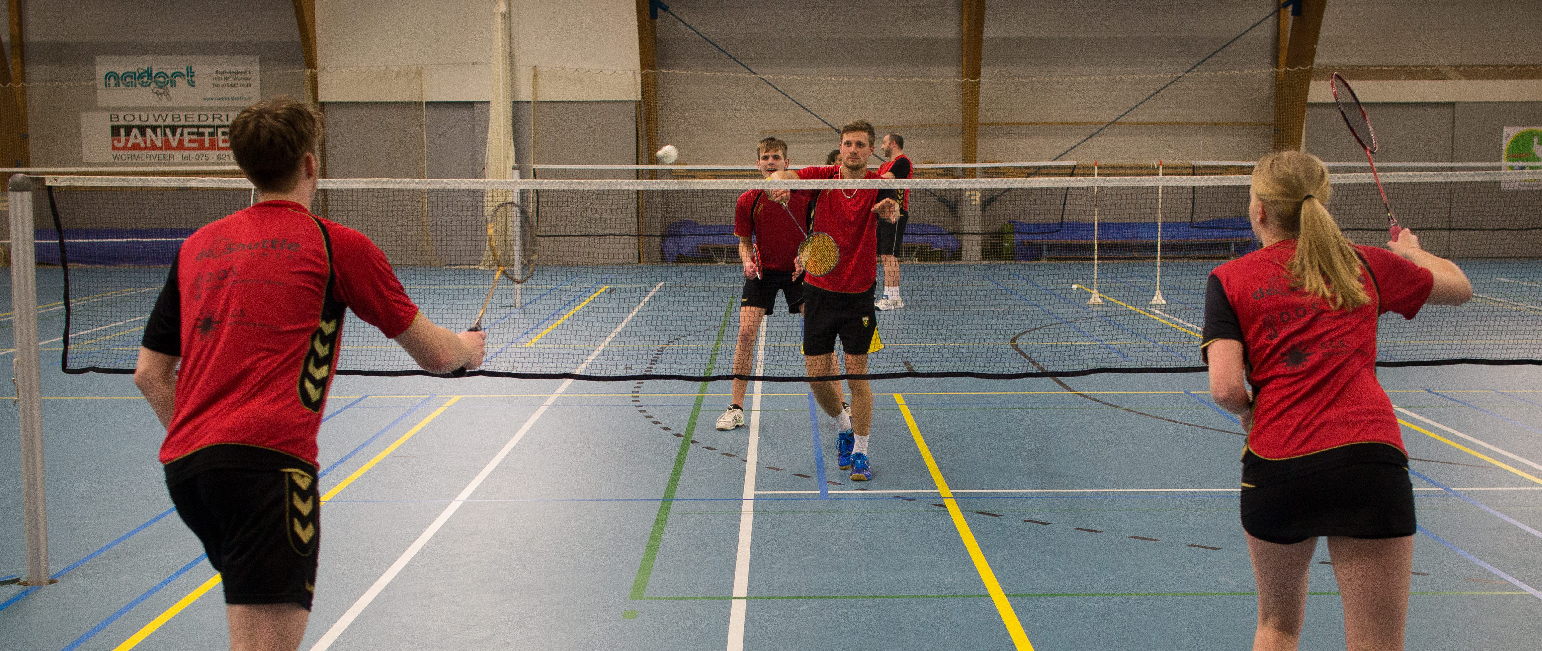 Tijdens de open avond kunnen bezoekers gratis onder begeleiding van gediplomeerde trainers met badminton kennismaken. (Foto: Badmintonvereniging De Shuttle)
