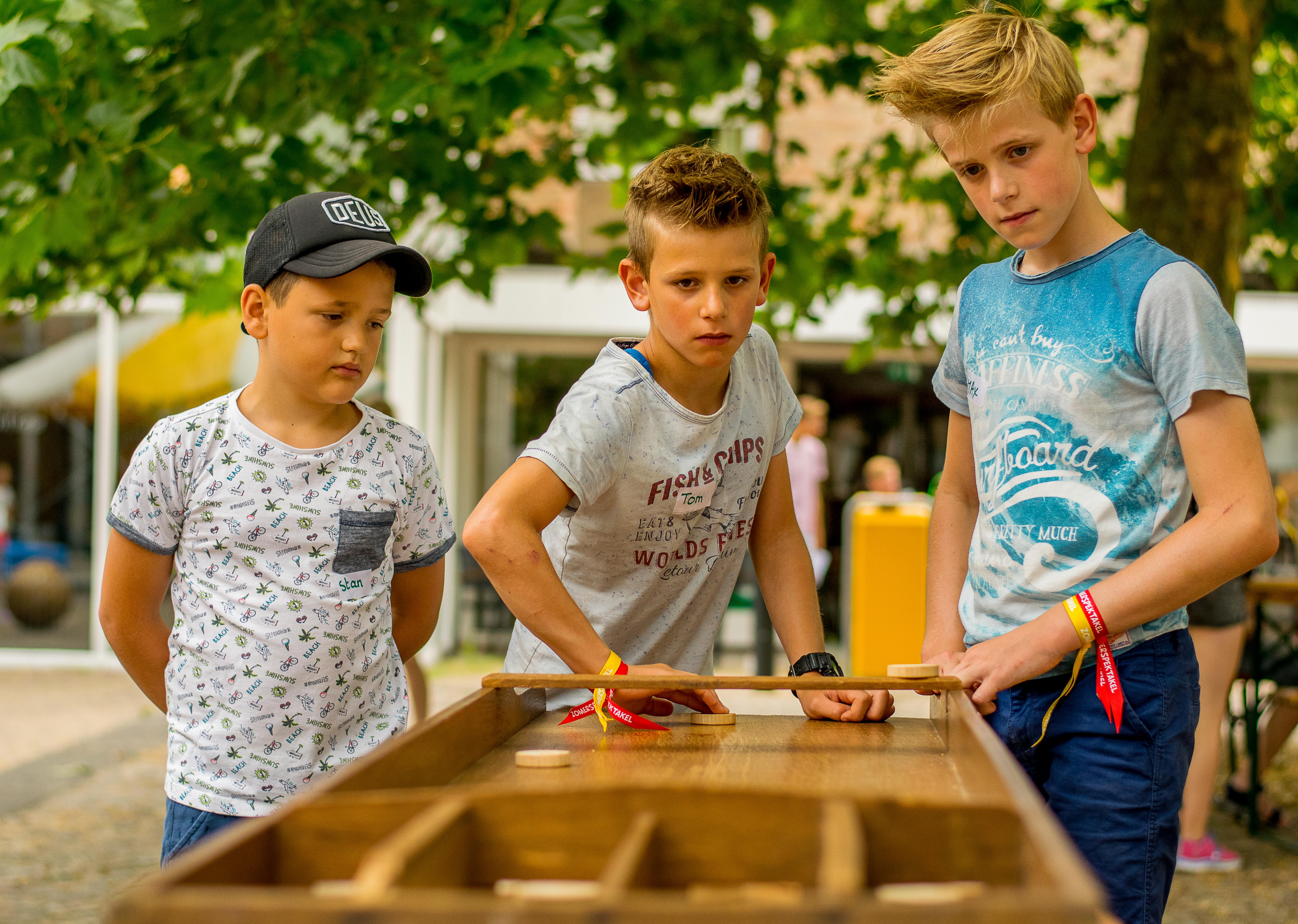 Volop vermaak tijdens het Zomerspektakel op het Kerkplein. (Foto: Stichting Welzijn Beverwijk)