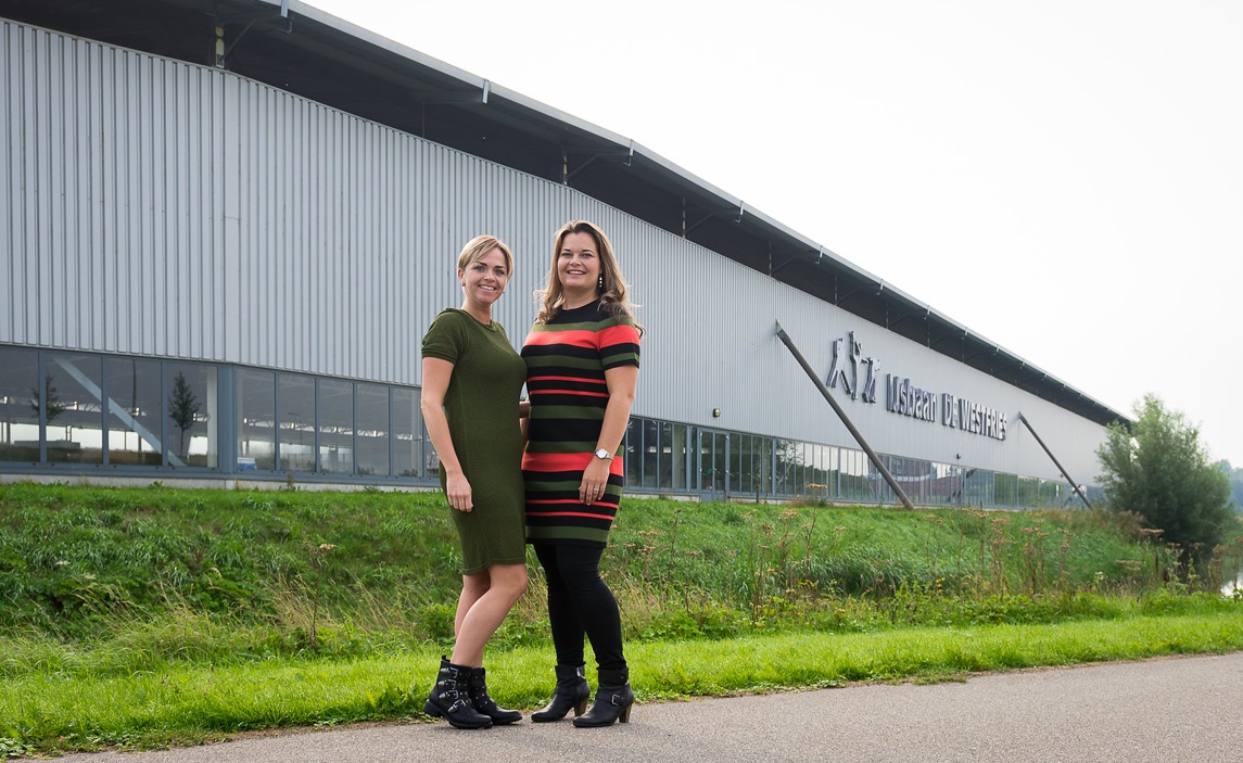 Laura en Mariska bij IJsbaan de Westfries waar zaterdag 15 september de eerste editie van het Family Festival plaatsvindt. (Foto: Yvette Vlaar)
