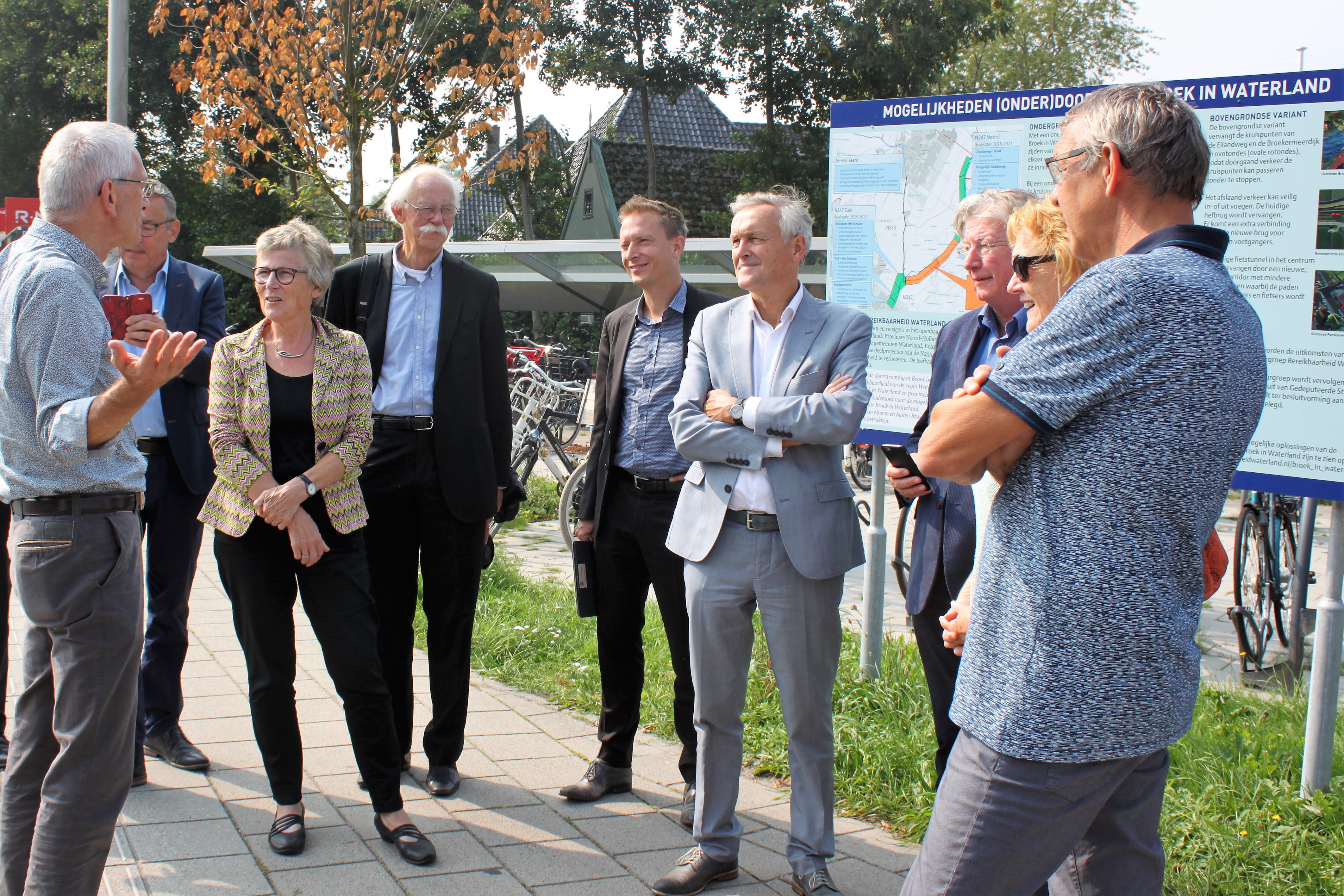 Op de foto: Goof Buys informeert statenleden en ambtenaren ministerie BZK over onderdoorgang. (Foto: aangeleverd)