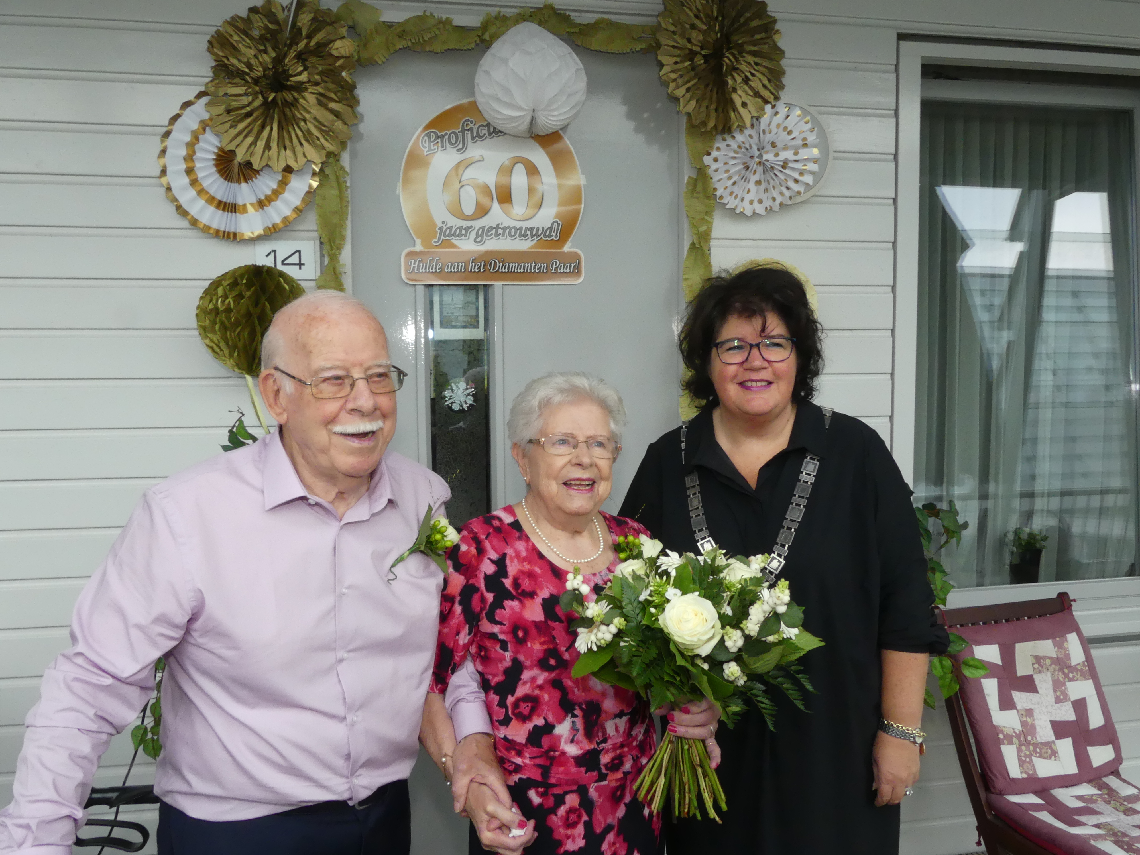 De zestig jaar getrouwden Hans Beltz, Riet Beltz-Vermeire met burgemeester Joyce van Beek. (Foto: Cees Bandt)