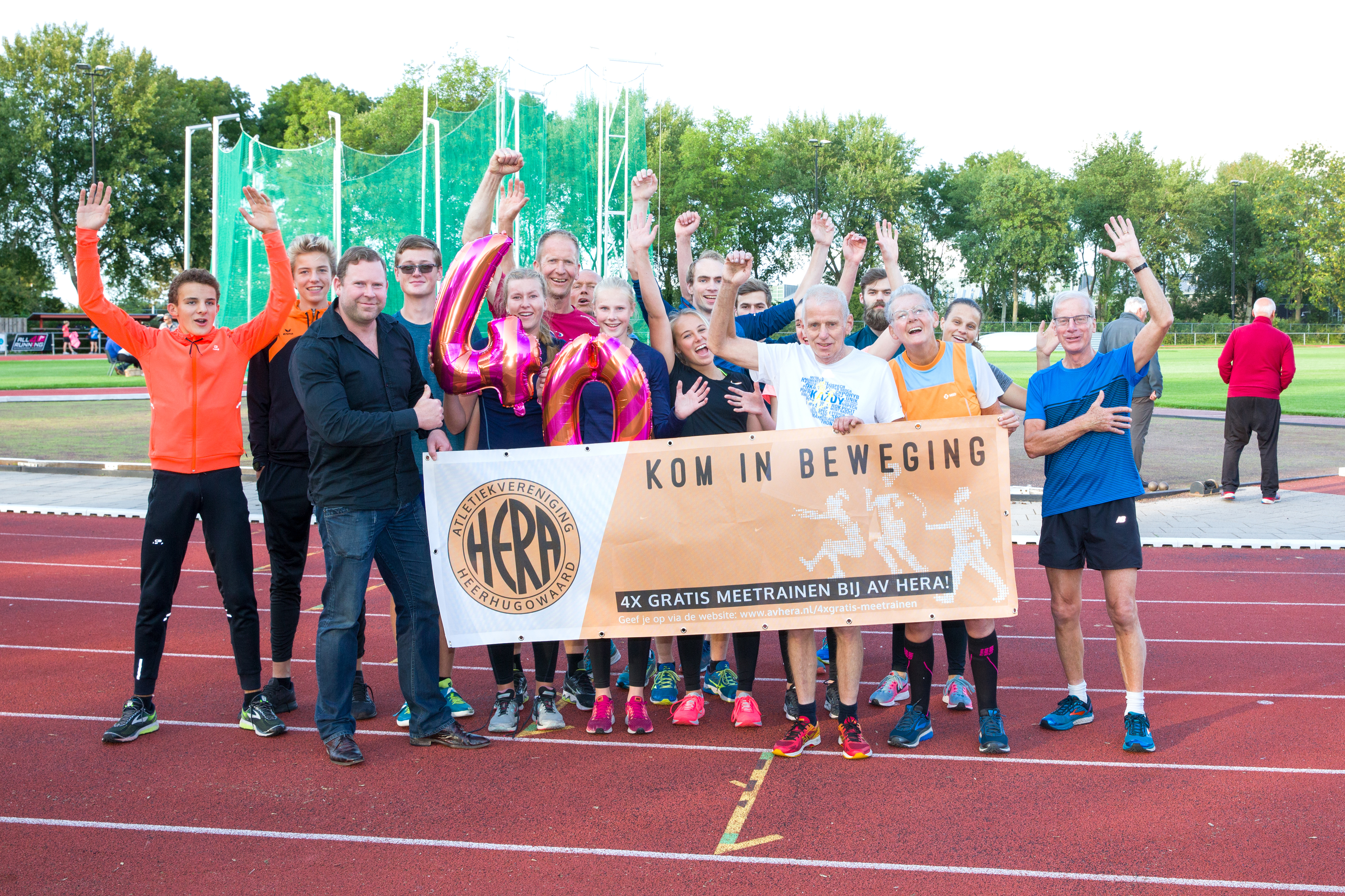'Iedereen kan hier op zijn eigen niveau sporten, zowel jong als oud', aldus voorzitter Sebastiaan Huys (met zwart overhemd). (foto Jolanda Jacobs)