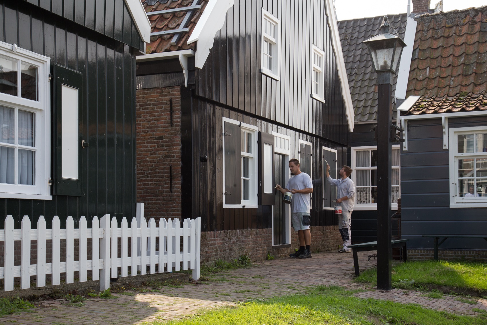 Johan Veerman en Jan Smit zijn de twee vaste schilders van Wooncompagnie die de panden op Marken jaarlijks extra kleur geven. (Foto: aangeleverd)