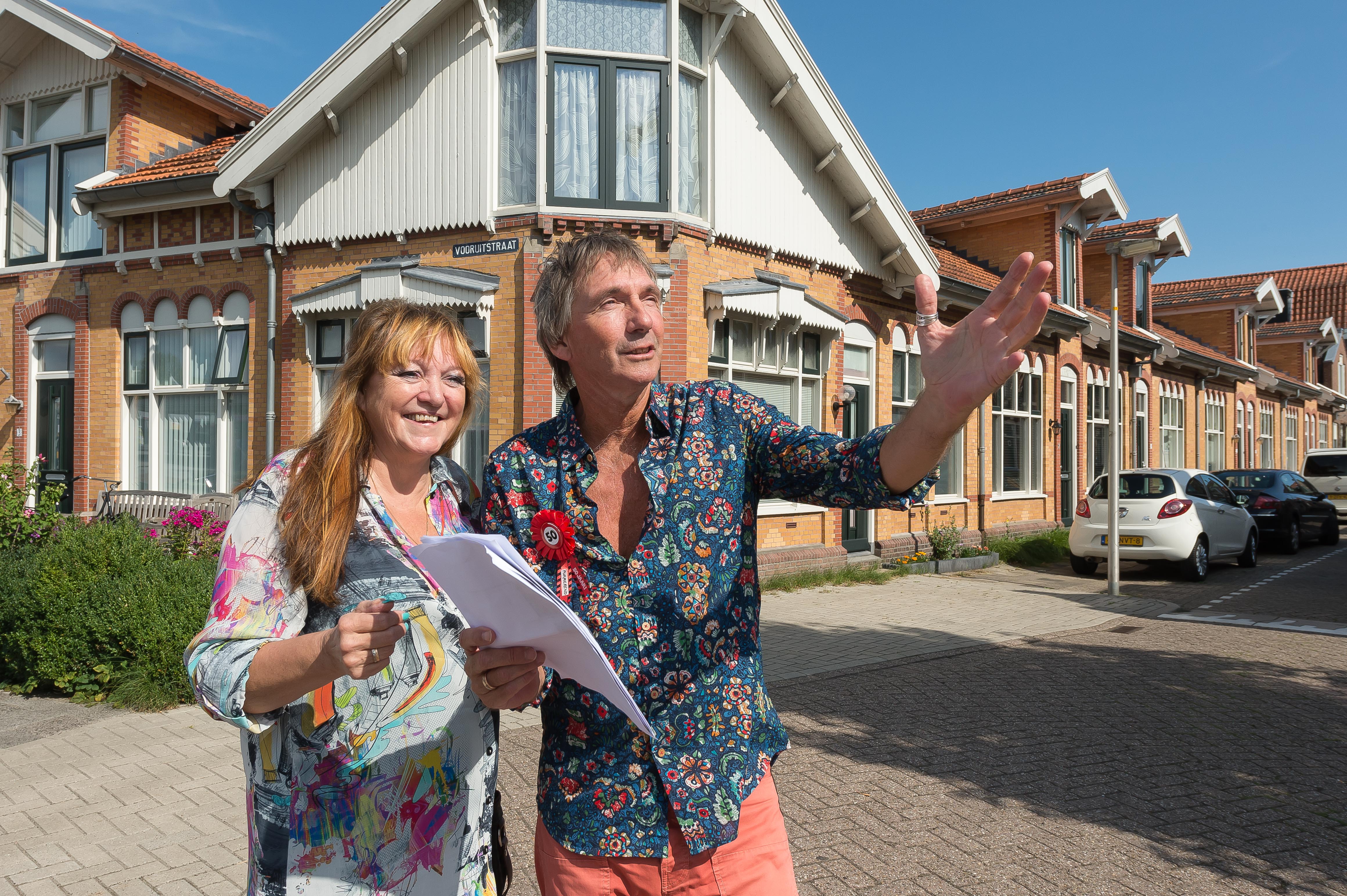 Ronald en Marleen tijdens de route, in dit geval op het voor hem meest aansprekende deel, namelijk de Vooruitstraat. (Foto: Han Giskes)