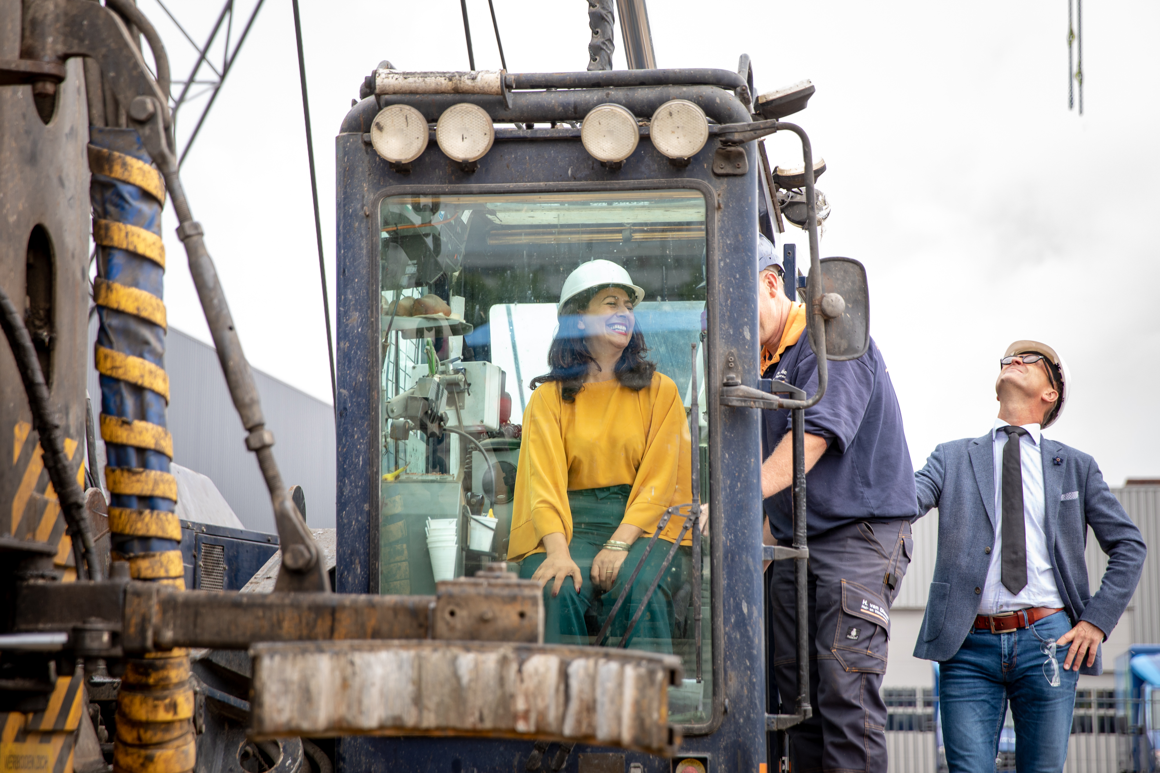 Wethouder Touria Meliani slaat de eerste paal in gezelschap van Bert de Vries directeur Stadsarchief Amsterdam. (Foto: Bas Uterwijk)