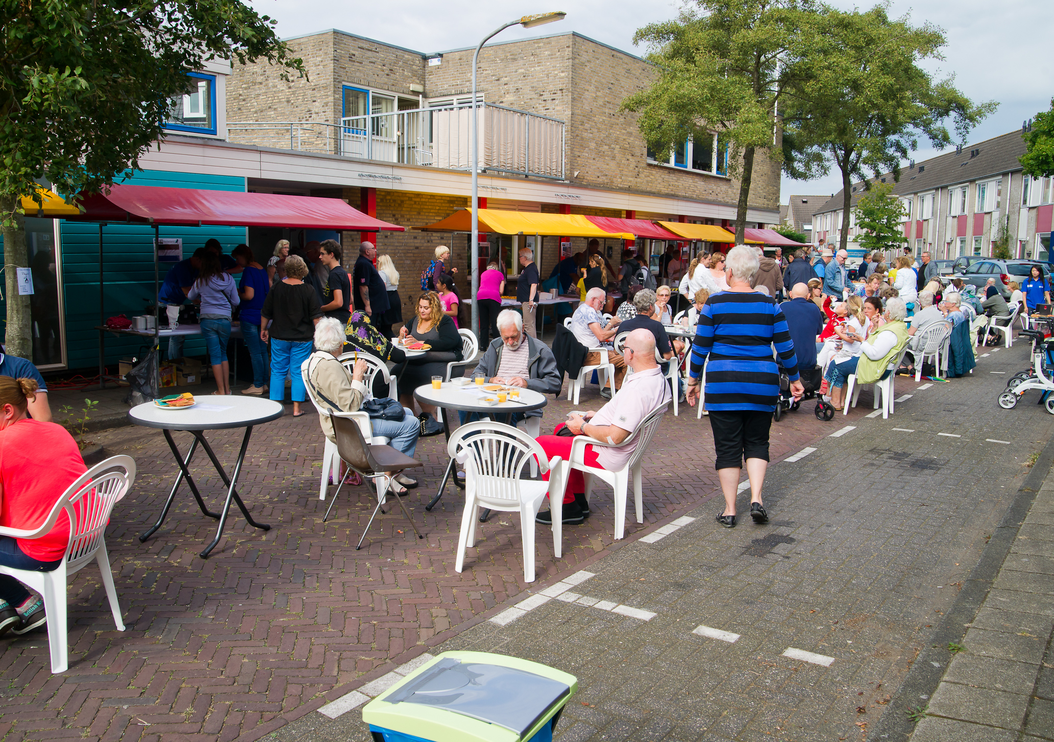 Tijdens de middag verandert de Bandoengstraat in een gezellig terras. (foto aangeleverd)