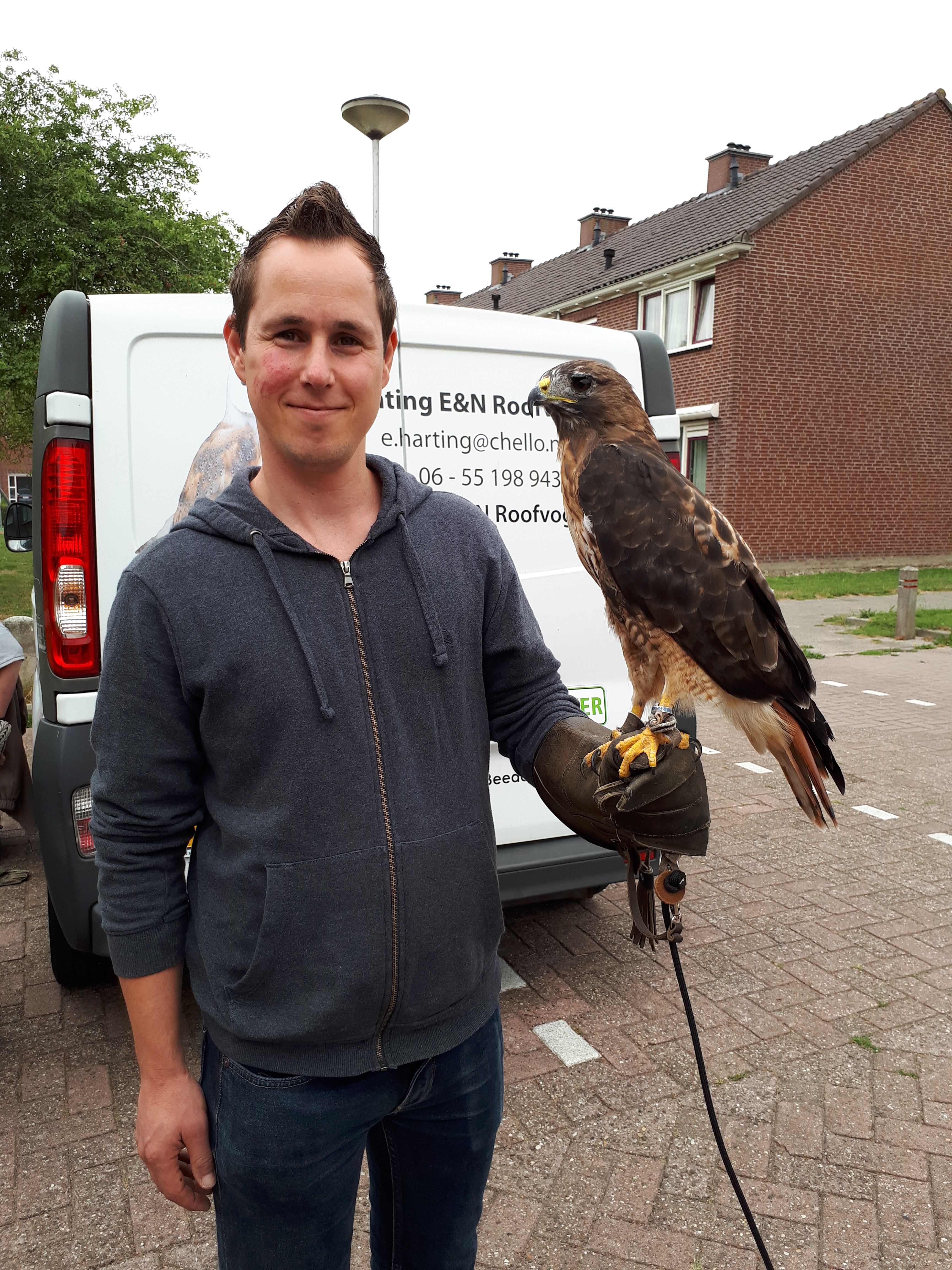 Bezoekers aan Heavy Hour kunnen aan het begin van de avond met een roofvogel op de foto. (Foto: aangeleverd)