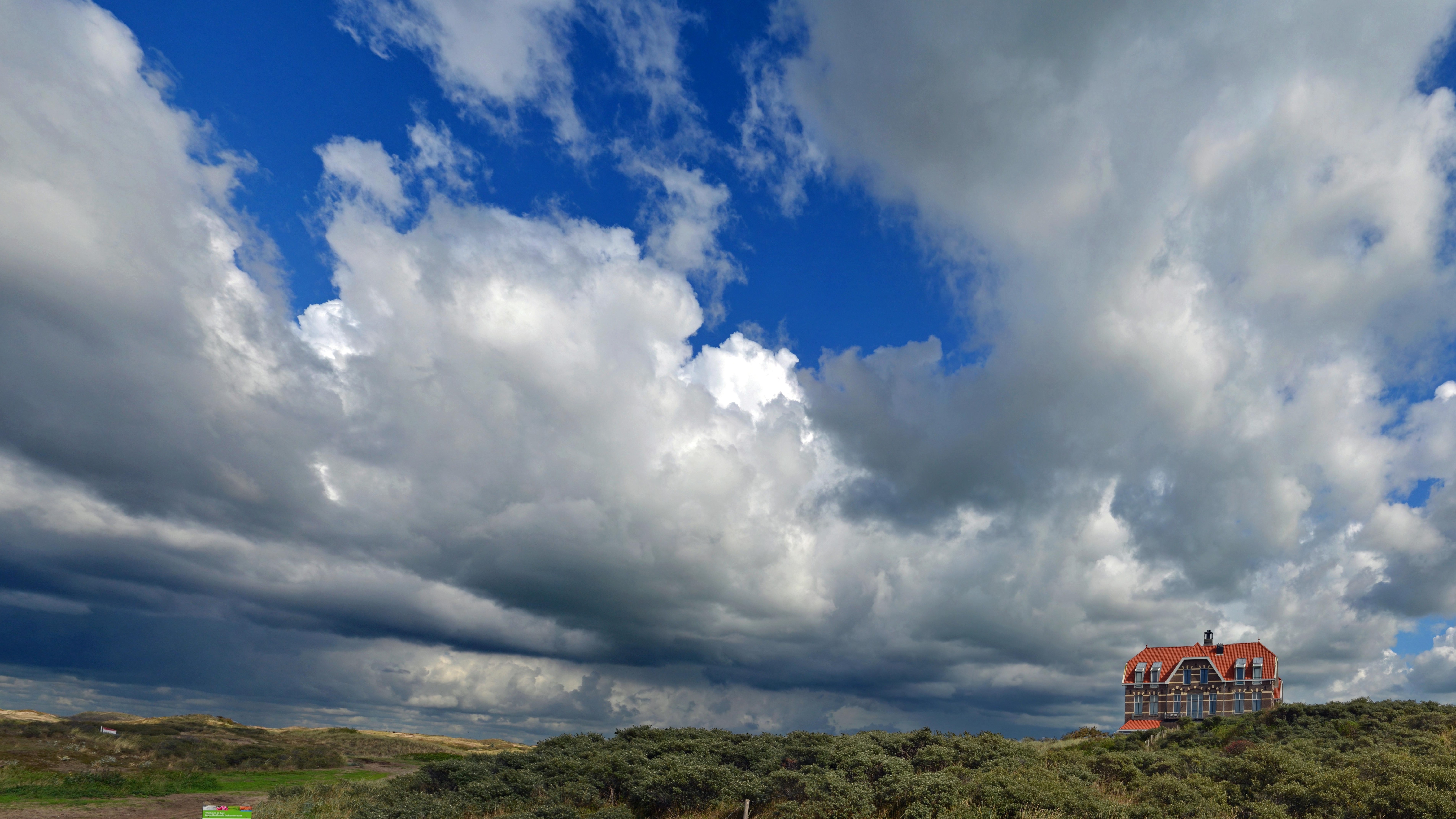 Onweersbui boven de duinen van Egmond aan Zee zaterdagmiddag. (Foto: Sjef Kenniphaas).