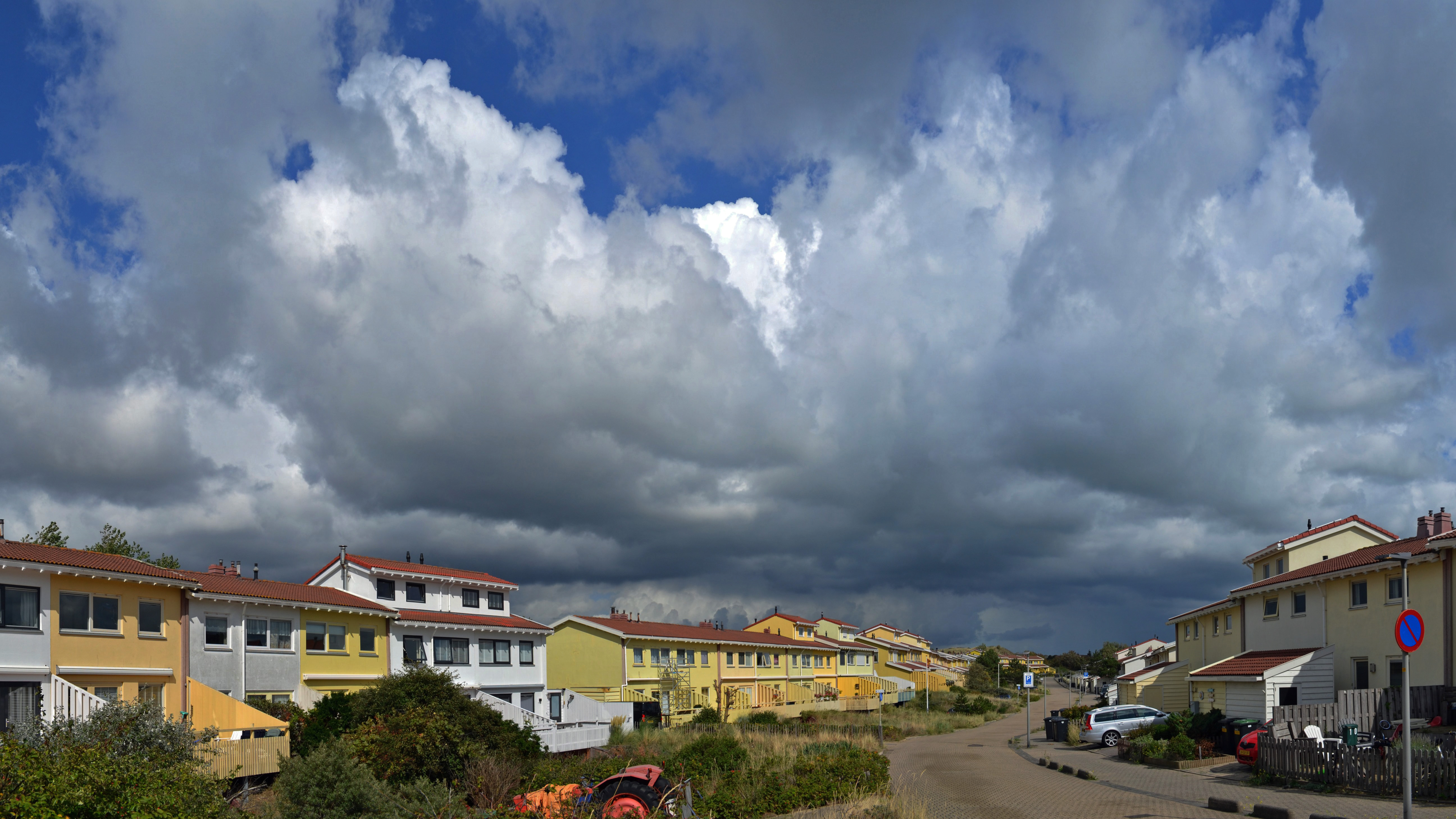 Donkere wolken boven het kustdorp (Foto: Sjef Kenniphaas).