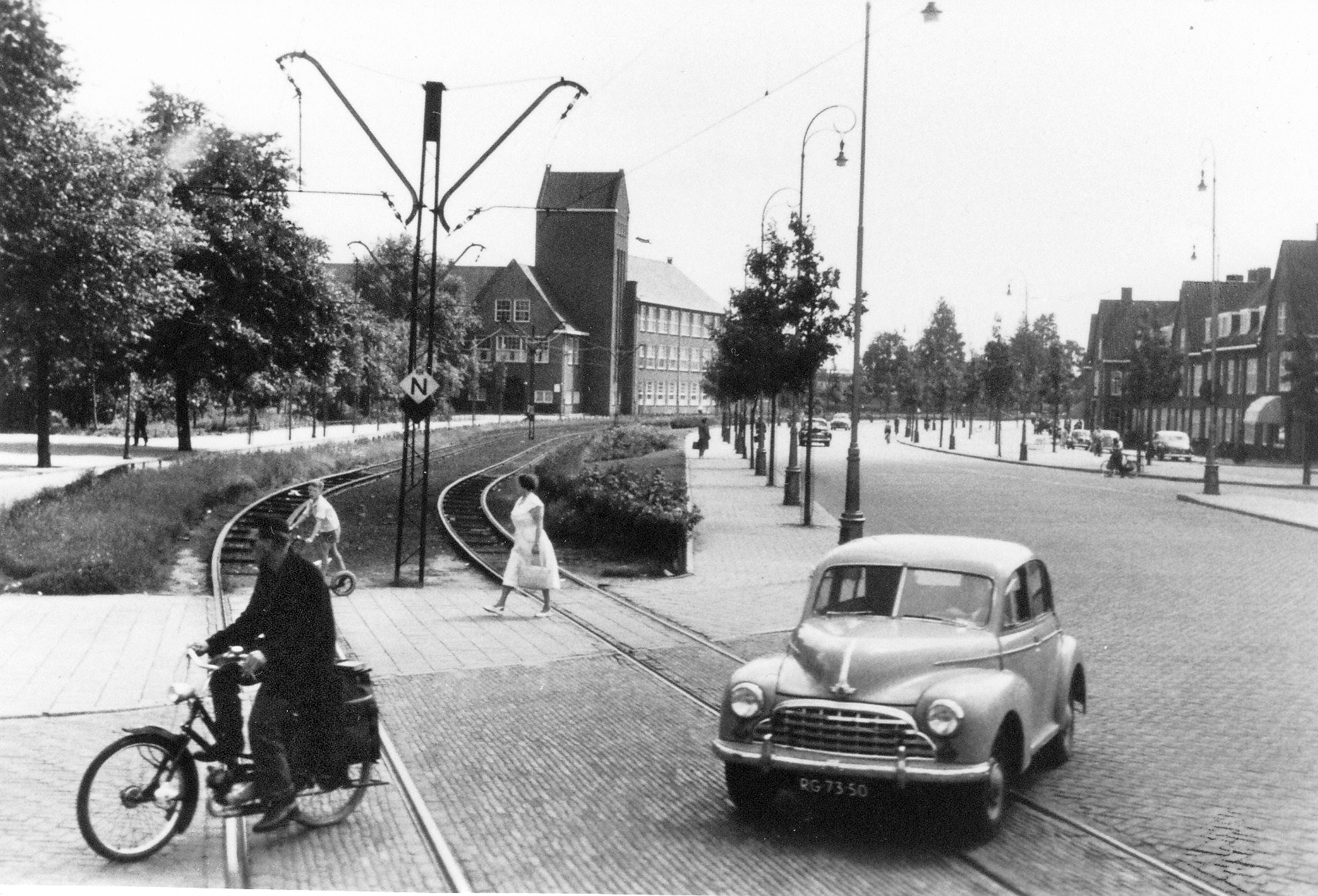 De tramsporen op de Meeuwenlaan ter hoogte van de Waddenweg. (Foto: Genootschap de Blauwe Tram)