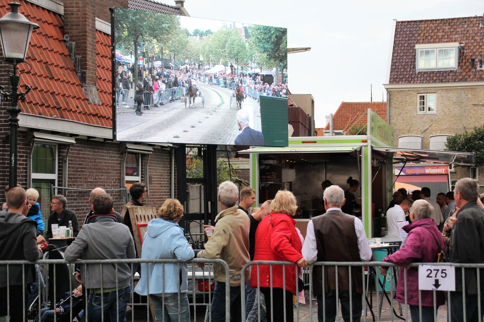 Bezoekers van de harddraverij in Medemblik volgen de hele koers live en op scherm. (Foto: aangeleverd)