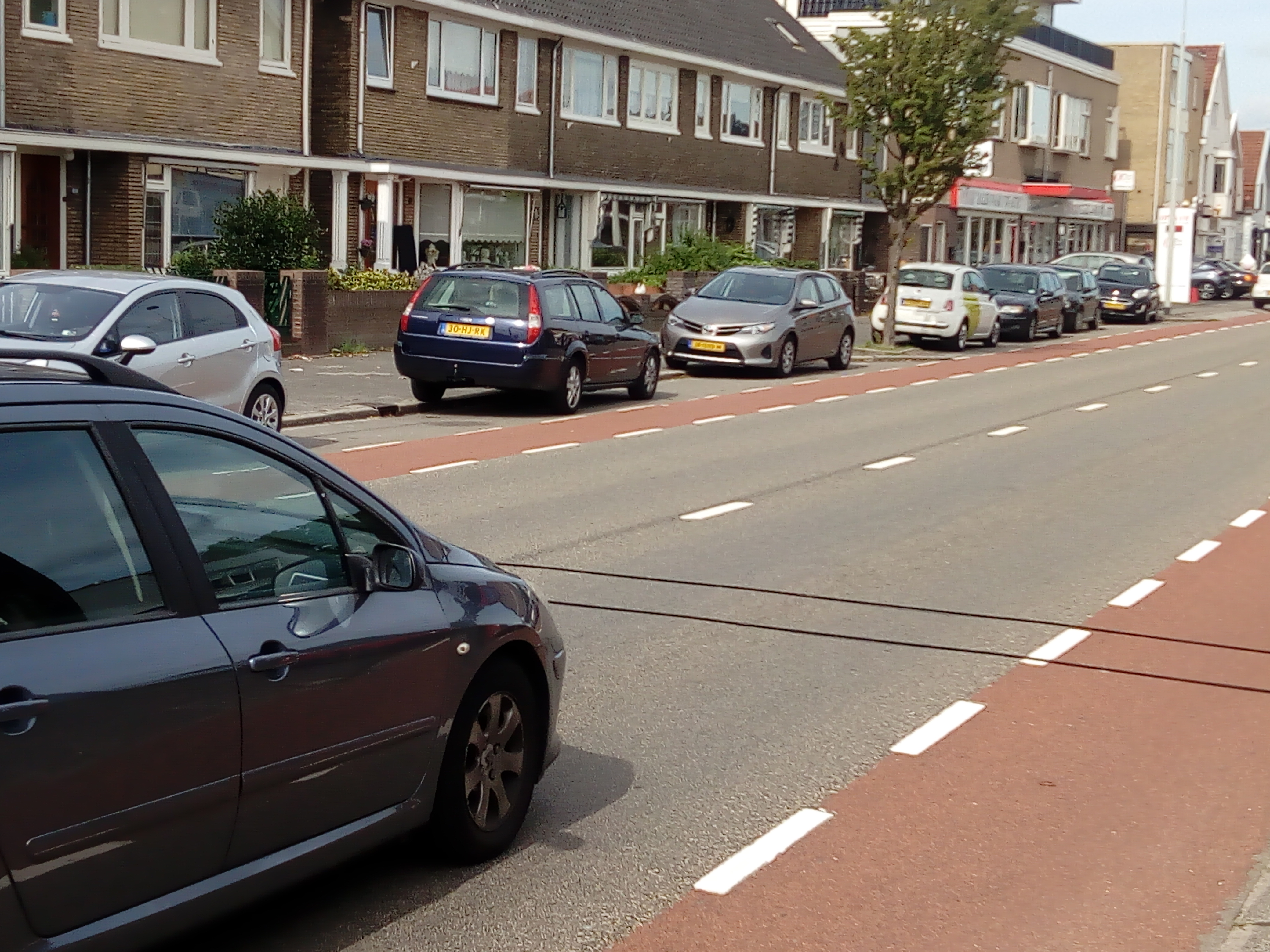 Een auto rijdt over een van de meetsystemen waarmee de verkeerstellingen worden uitgevoerd. (Foto: Bos Media Services)