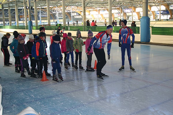 Leerlingen van de basisscholen krijgen op de kunstijsbaan te Haarlem het schaatsen onder de knie. (Foto: IJsclub Kees Jongert)