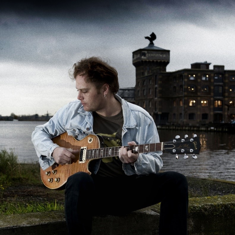 Ruben Hoeke werd in 2014 door muziekblad 'Gitarist' uitgeroepen tot beste blues- en rockgitarist van de Benelux. (Foto: Aangeleverd)