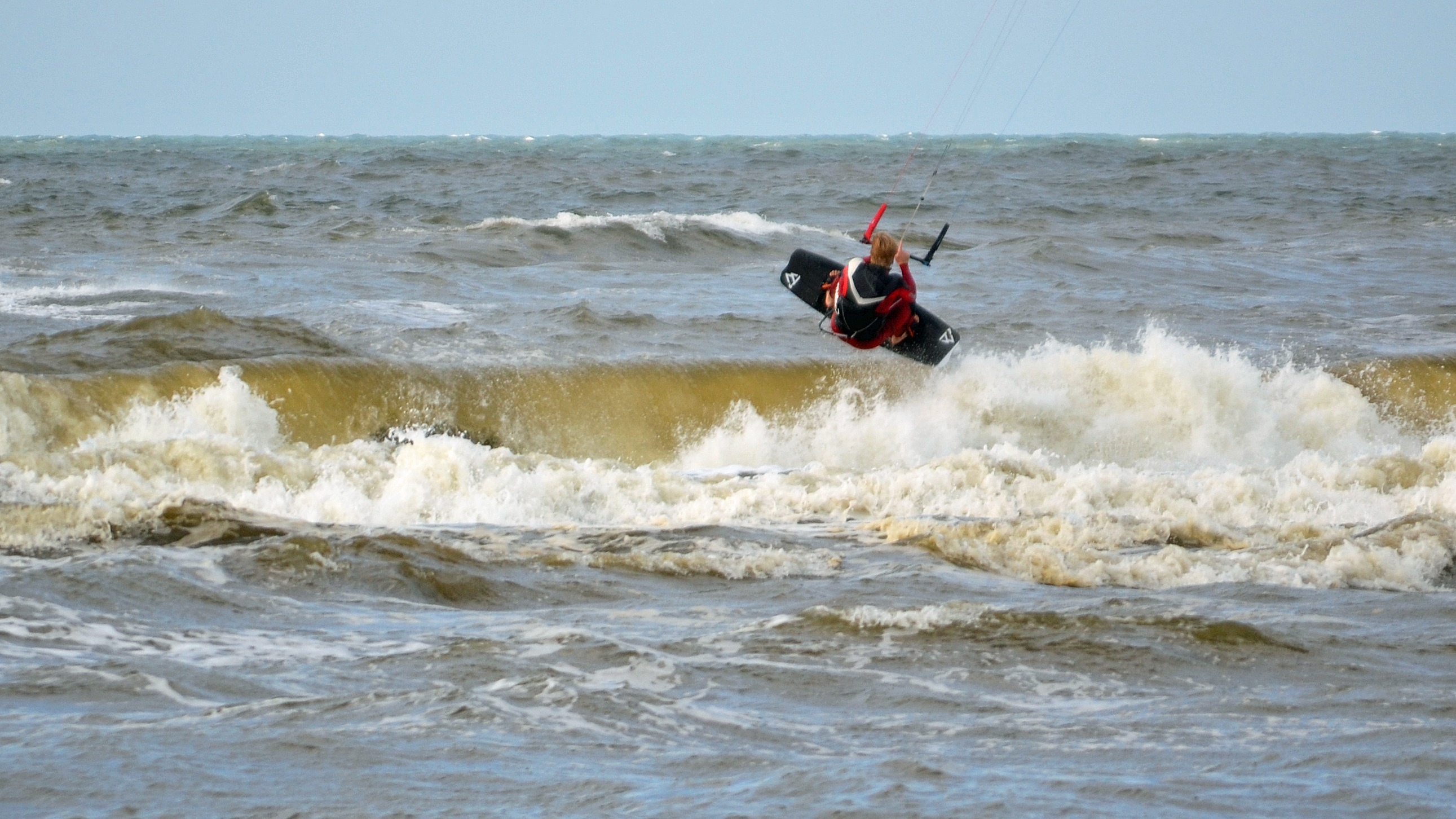 Het was prima Kitesurfweer, windkracht 5 en een lekkere temperatuur (Foto: Sjef Kenniphaas).