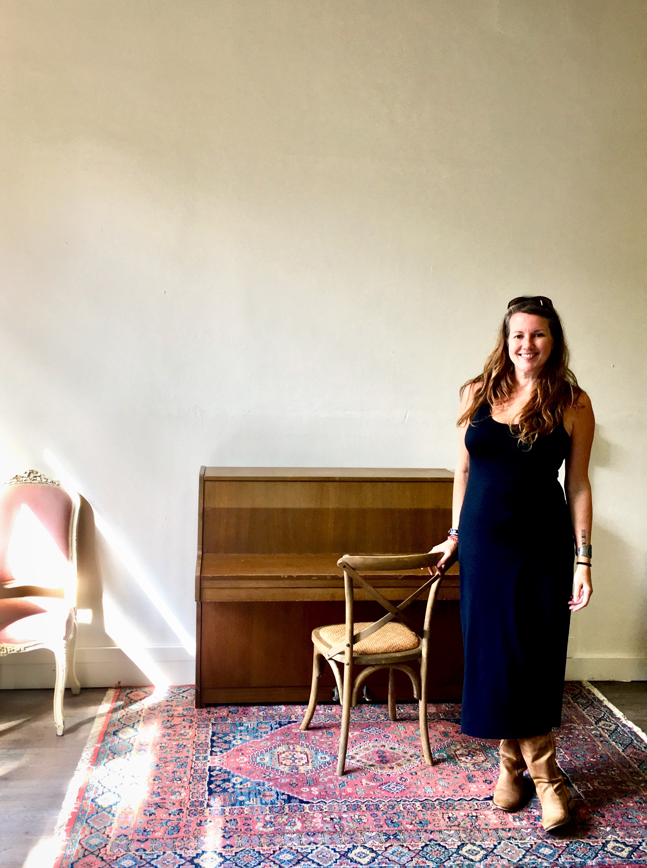 Helen Botman heet iedereen welkom in de culturele ontmoetingsplaats 'OldSkoel'. (Foto: aangeleverd)