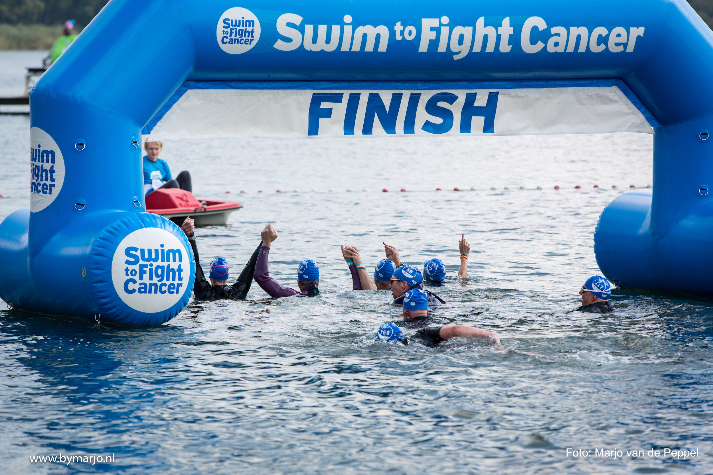 Ruim 130 deelnemers zwemmen een of twee kilometer in het Oude Veer om zoveel mogelijk geld op te halen voor Stichting Fight Cancer. (Foto: Marjo van de Peppel)